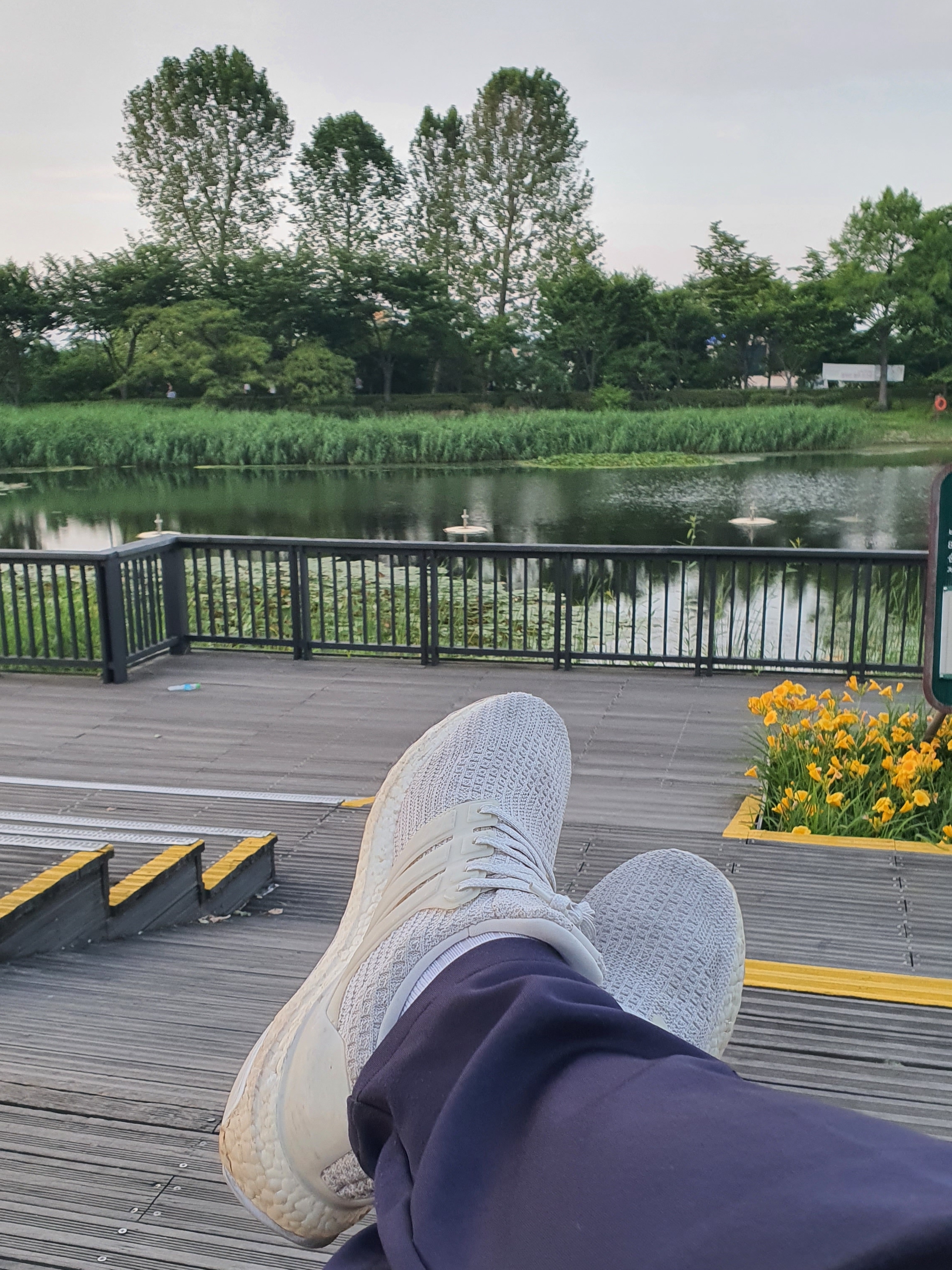 Adidas Ultraboost 3.0 Triple White 착용 스타일