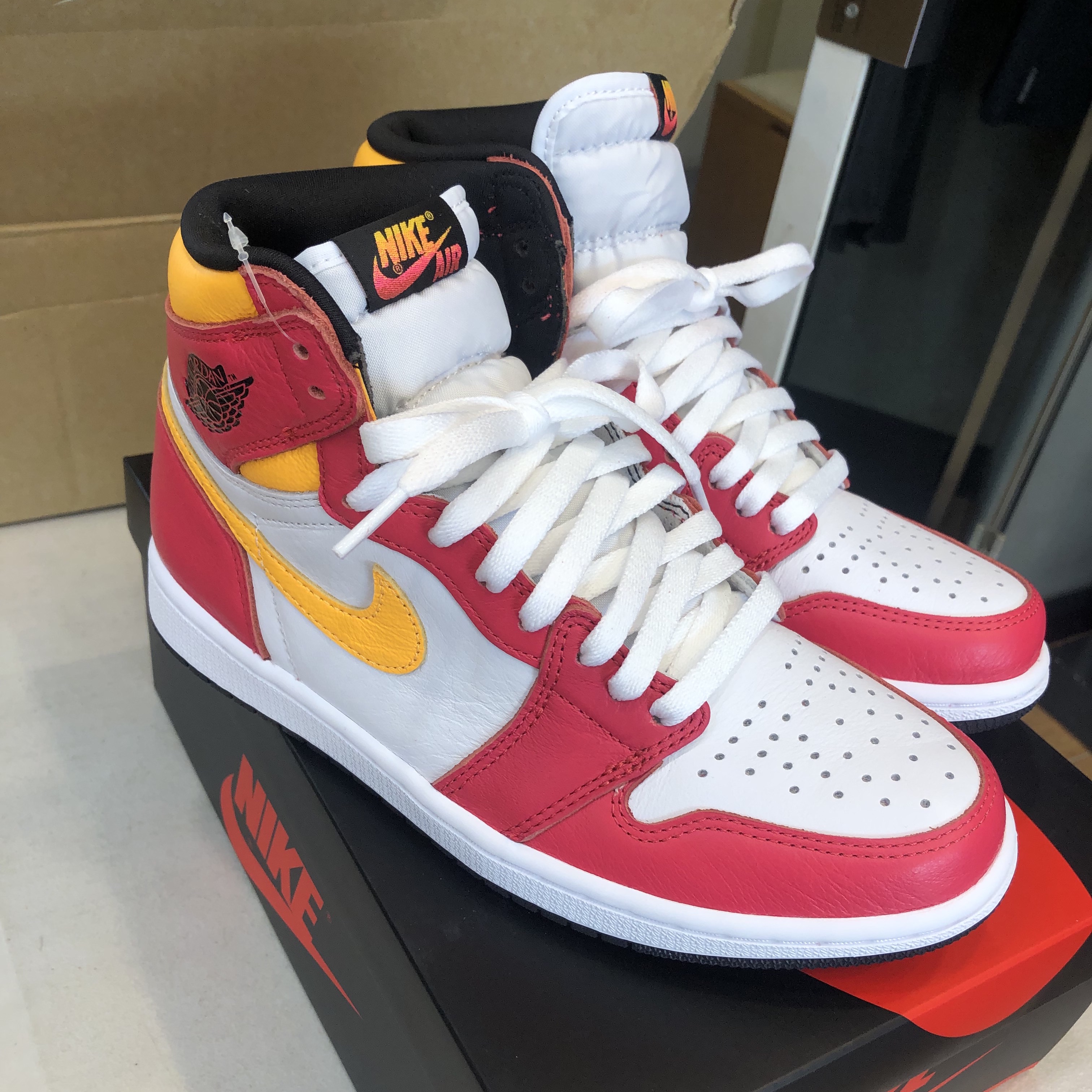 Jordan 1 Retro High OG Light Fusion Red 착용 스타일