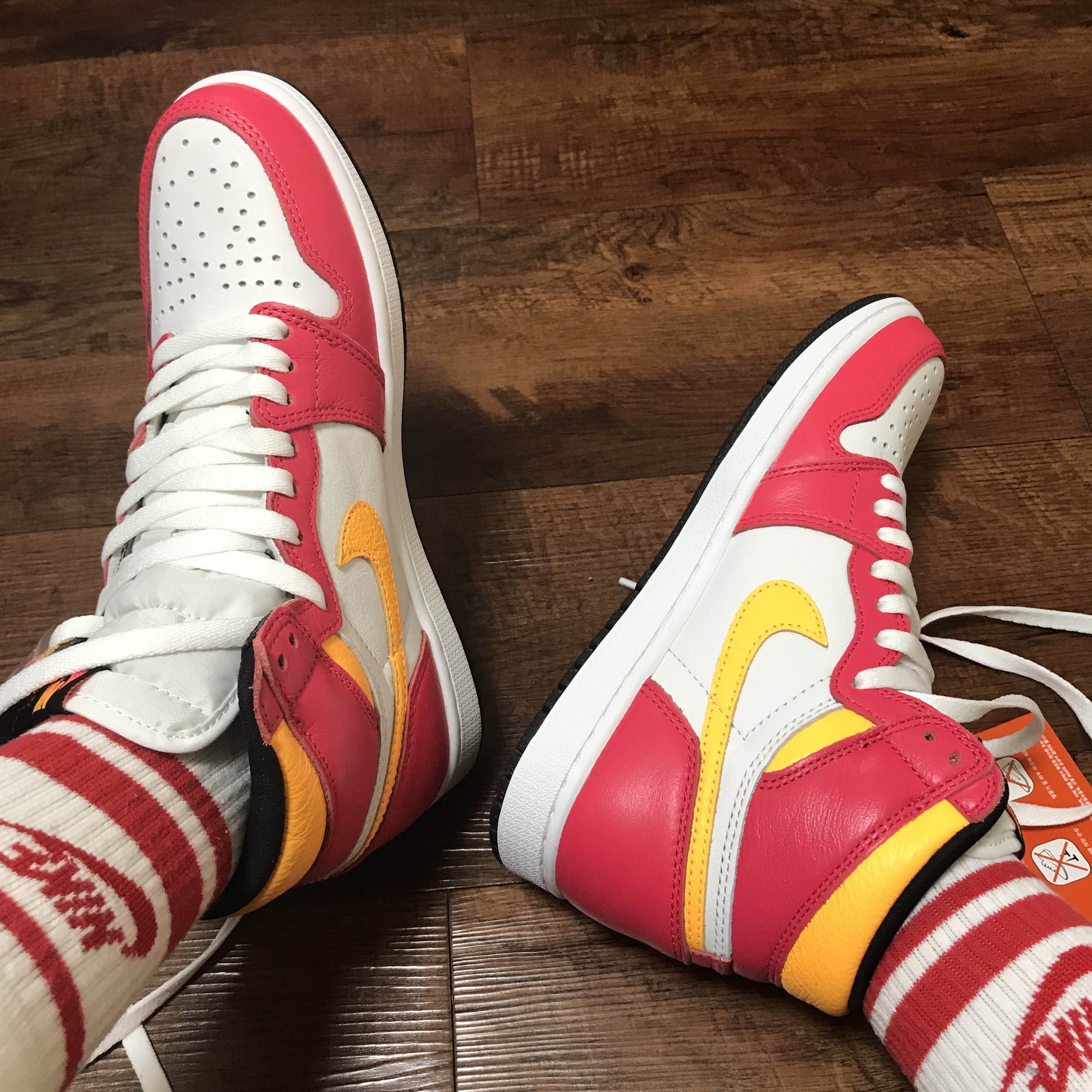 Jordan 1 Retro High OG Light Fusion Red 착용 스타일