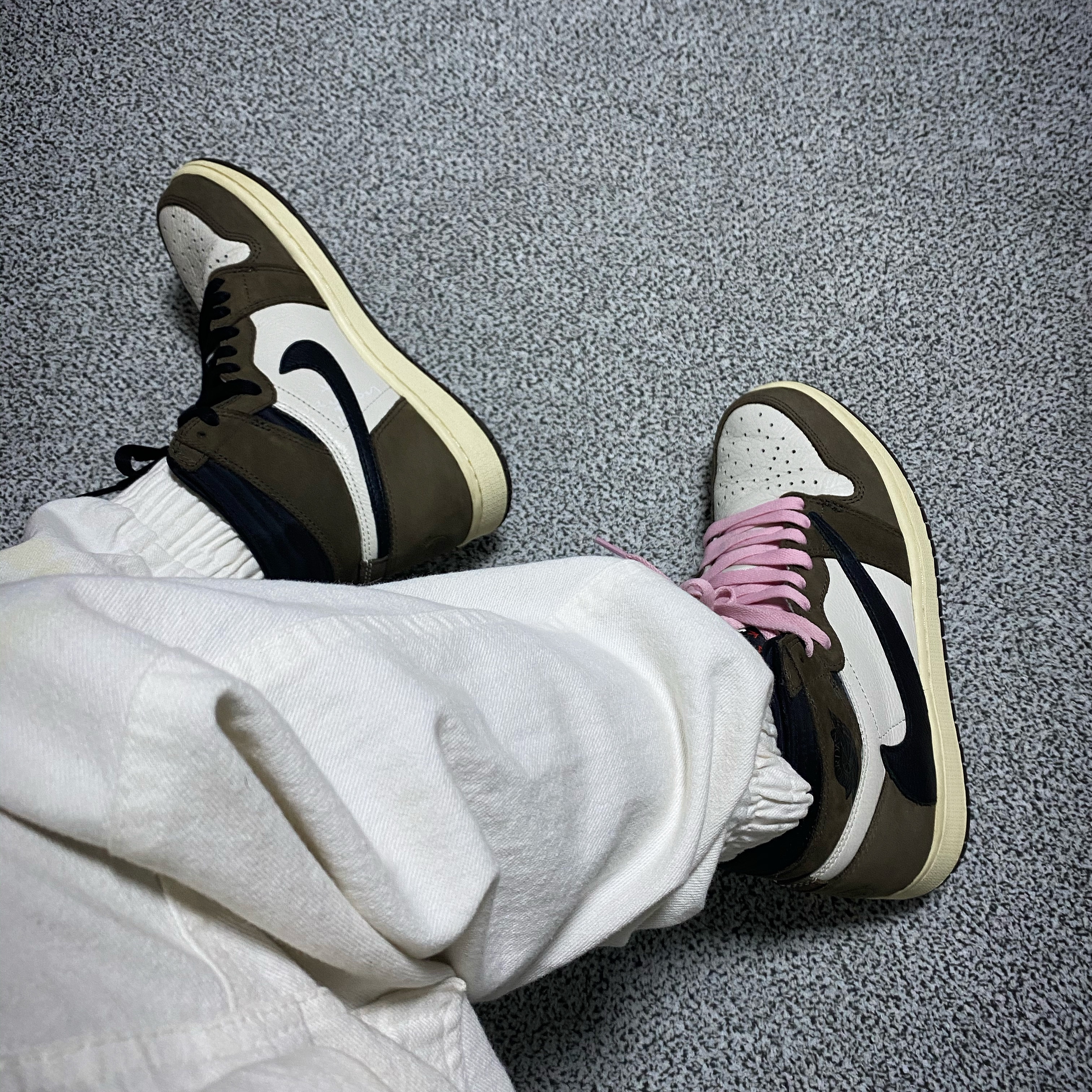 Jordan 1 x Travis Scott Retro High OG SP Mocha 착용 스타일 - 3