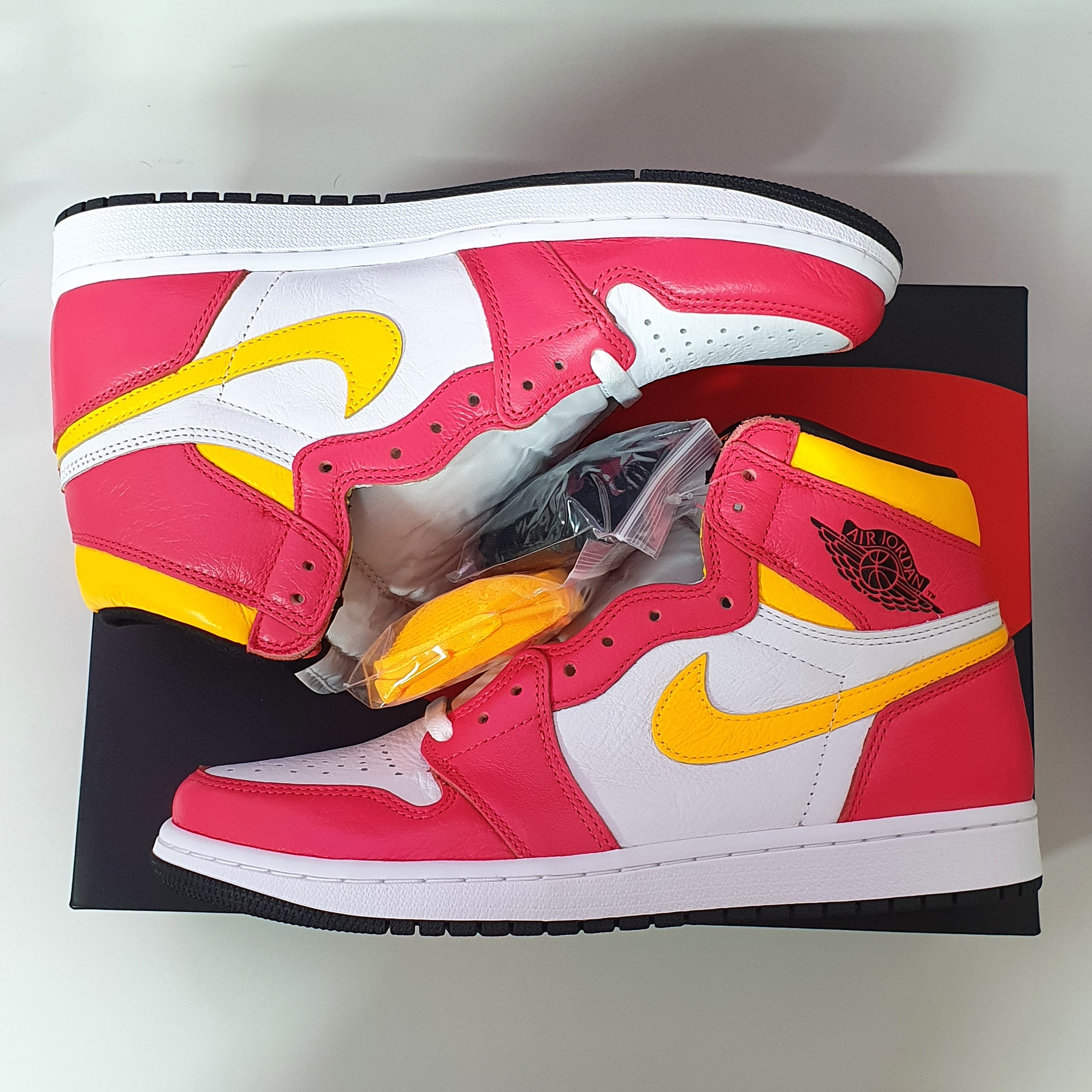 Jordan 1 Retro High OG Light Fusion Red 착용 스타일 - 3
