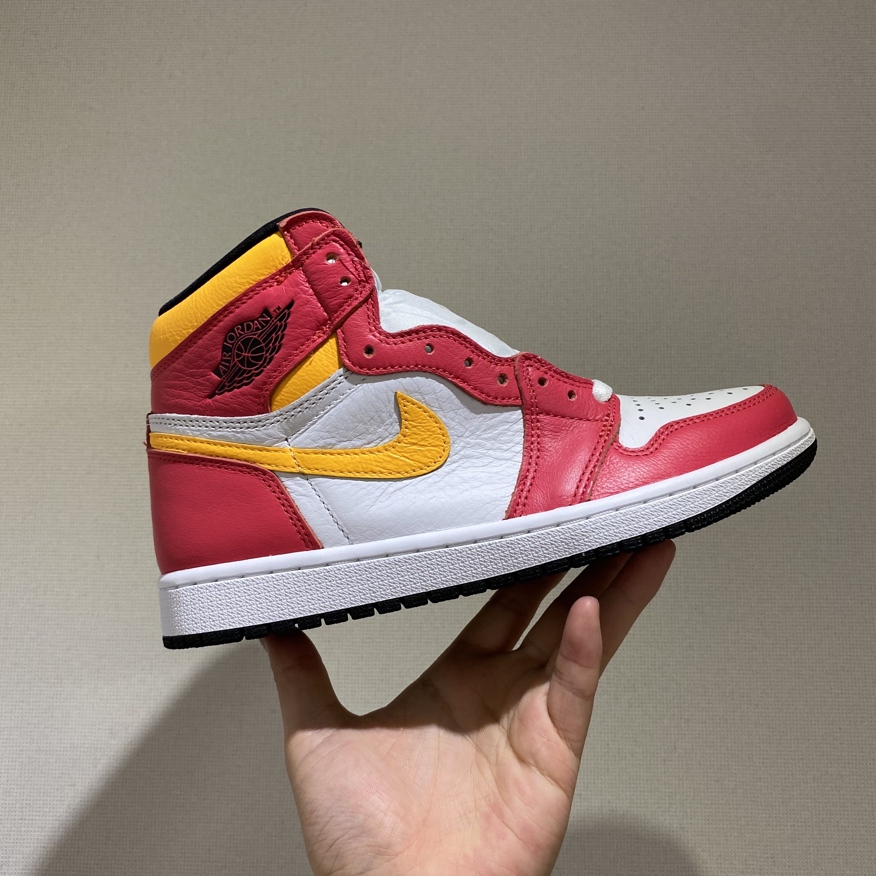 Jordan 1 Retro High OG Light Fusion Red 착용 스타일 - 2