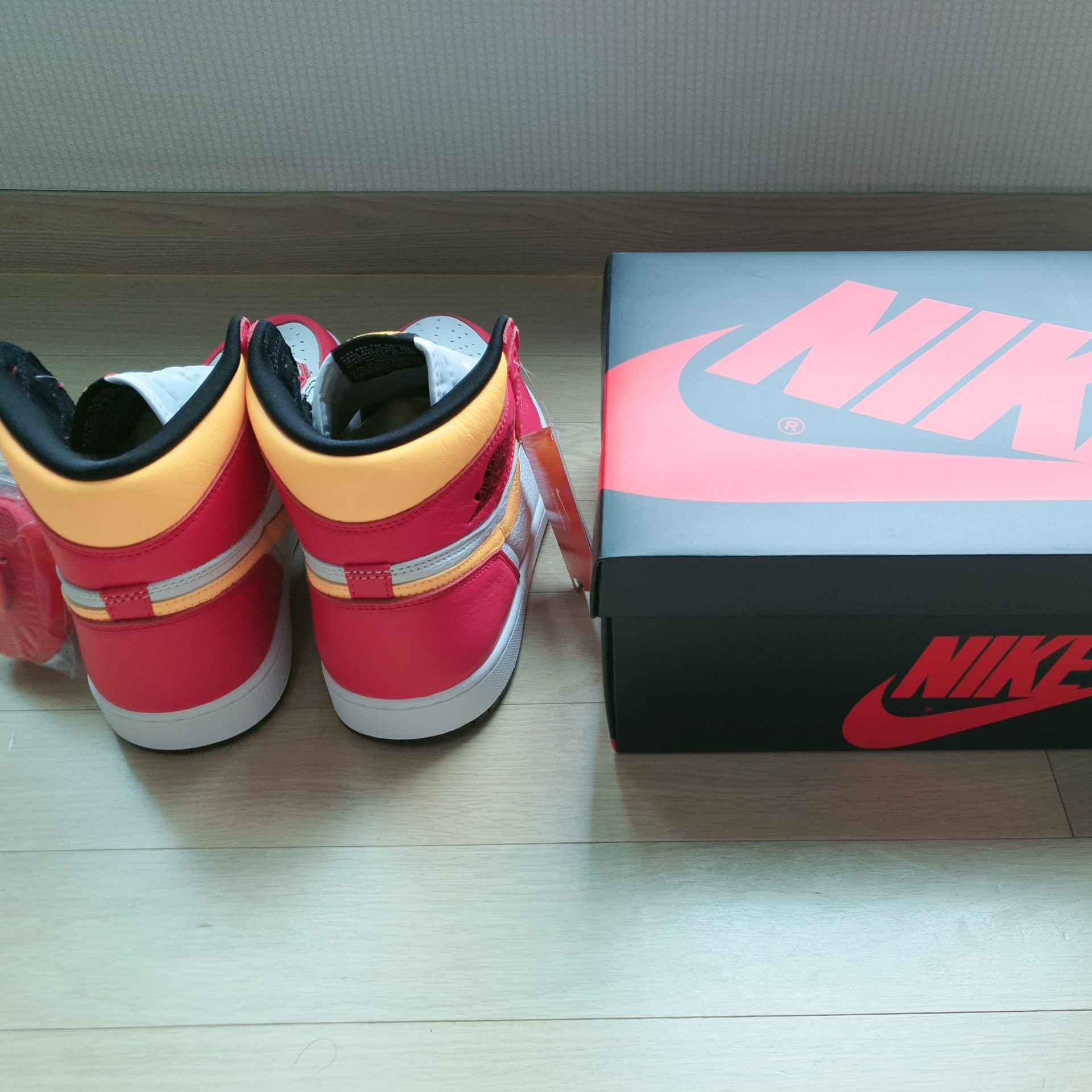 Jordan 1 Retro High OG Light Fusion Red 착용 스타일 - 3