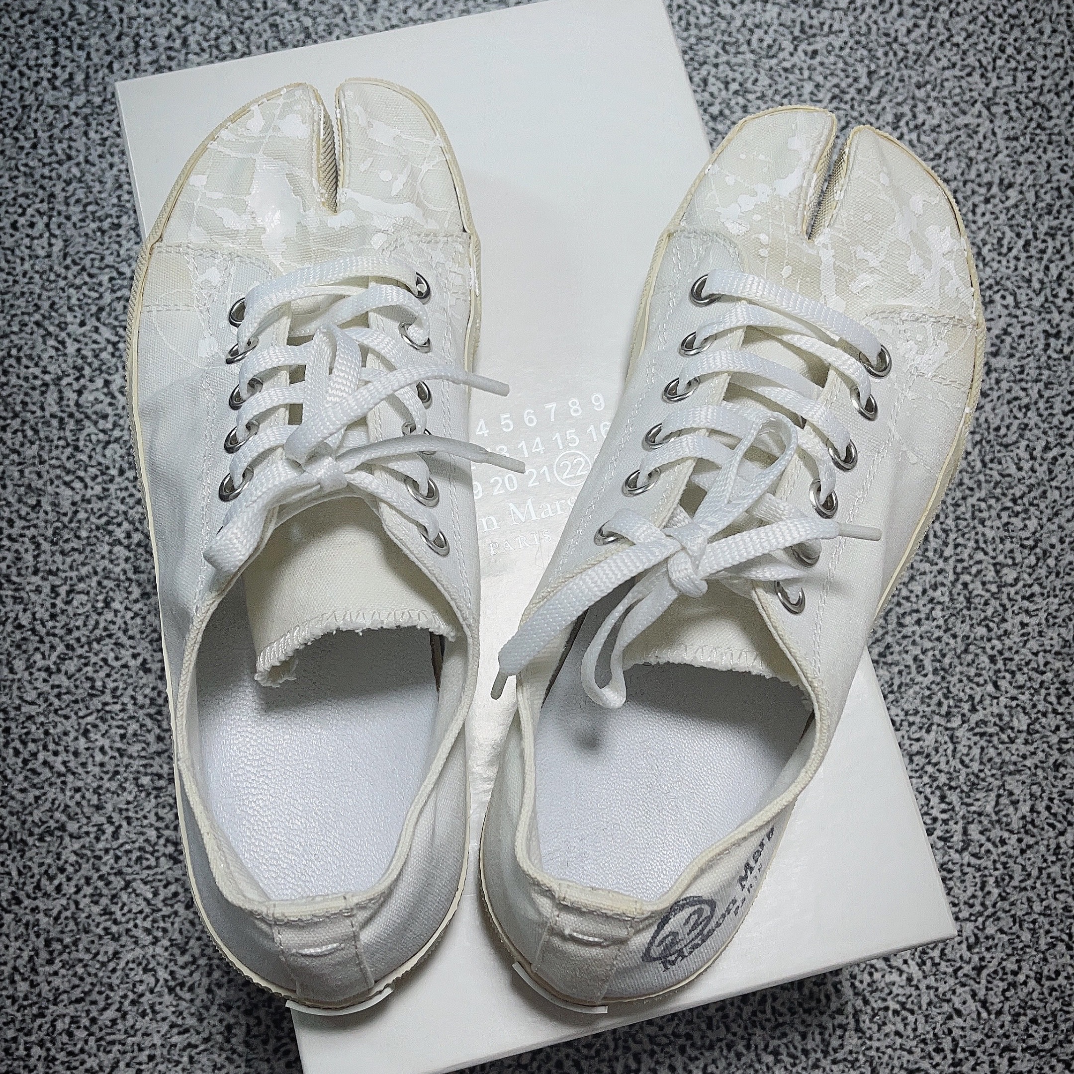Maison Margiela Tabi Paint Drop Sneakers White 착용 스타일 - 1