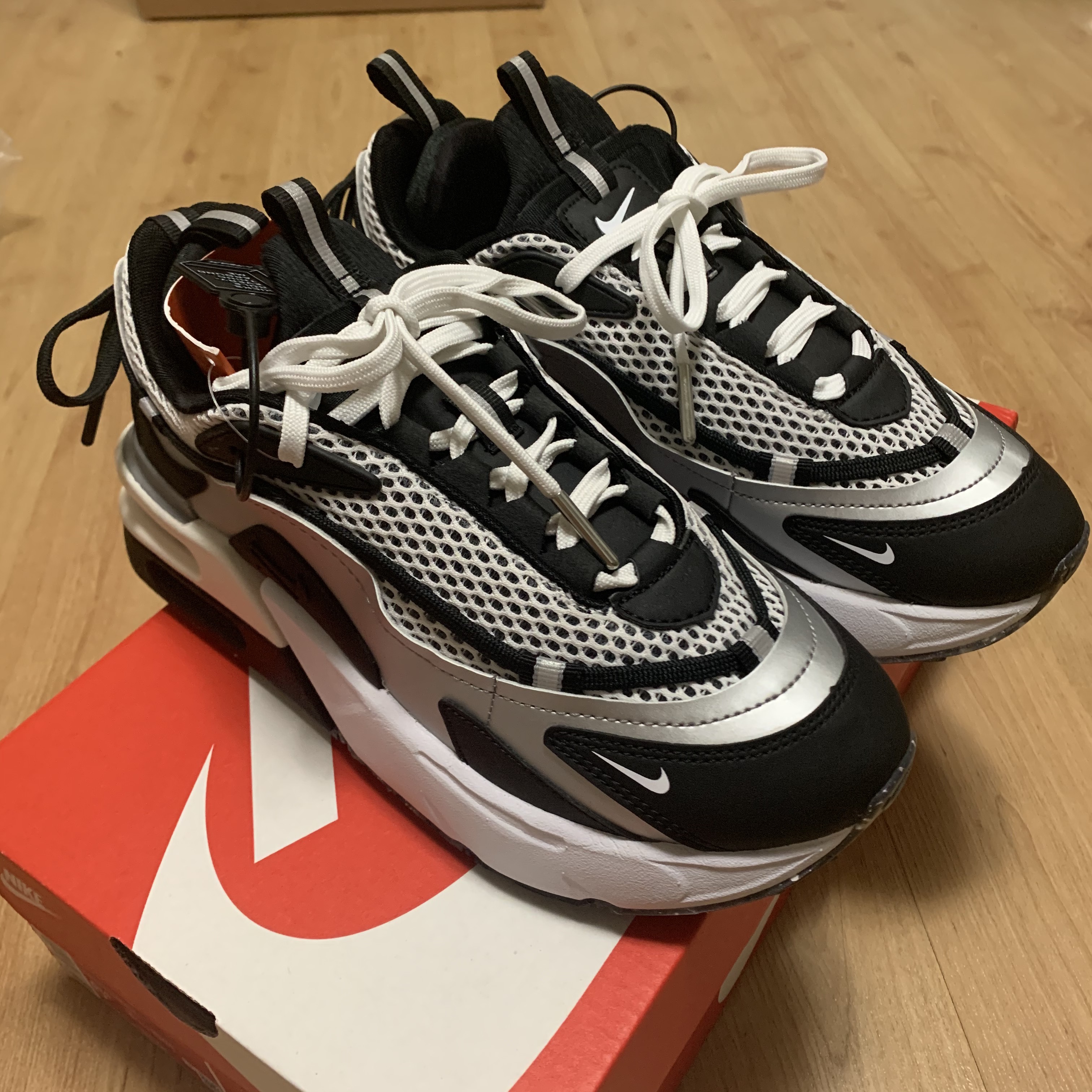 (W) Nike Air Max Furyosa Silver and Black 착용 스타일 - 2