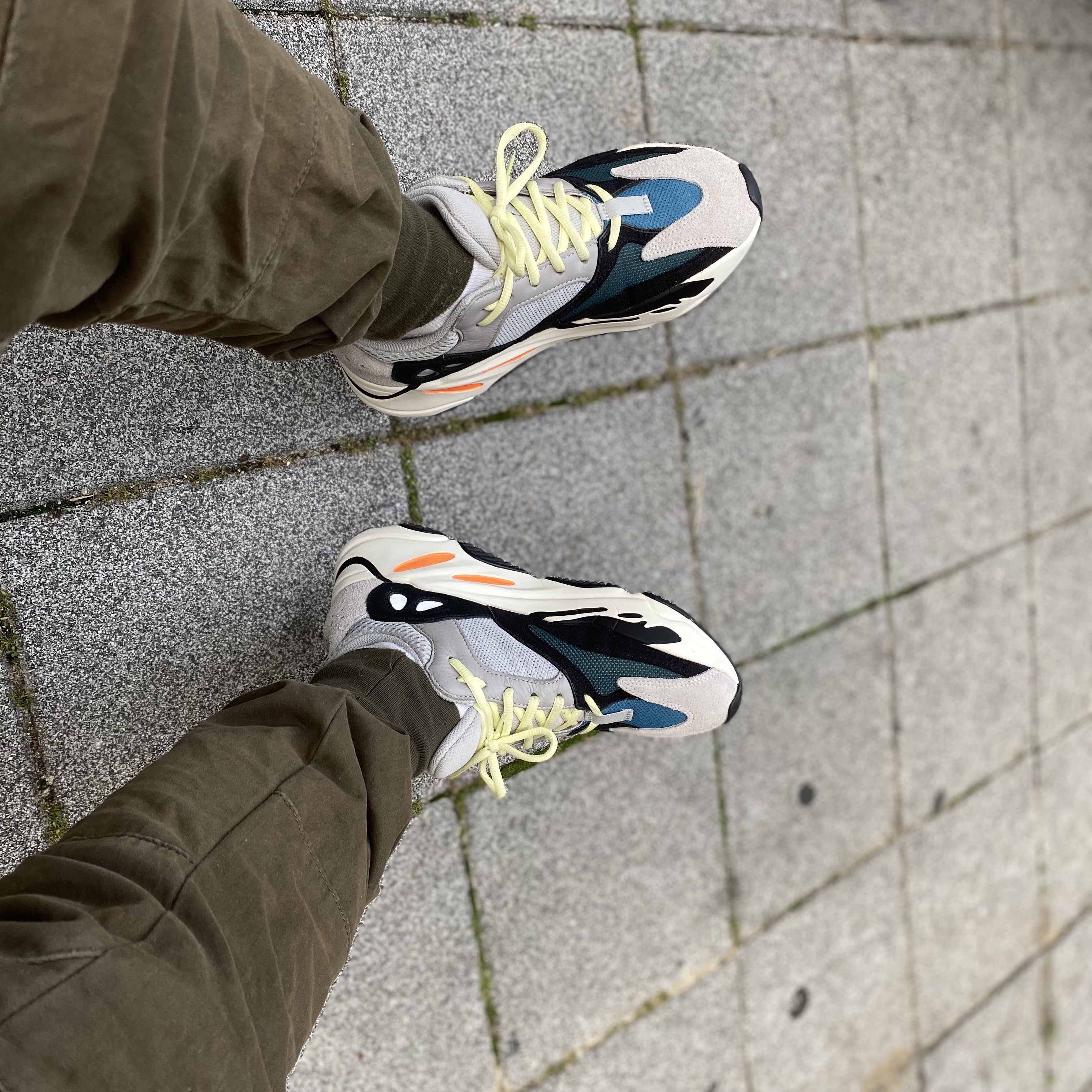 Adidas Yeezy Boost 700 Wave Runner Solid Grey 2017/2019 착용 스타일