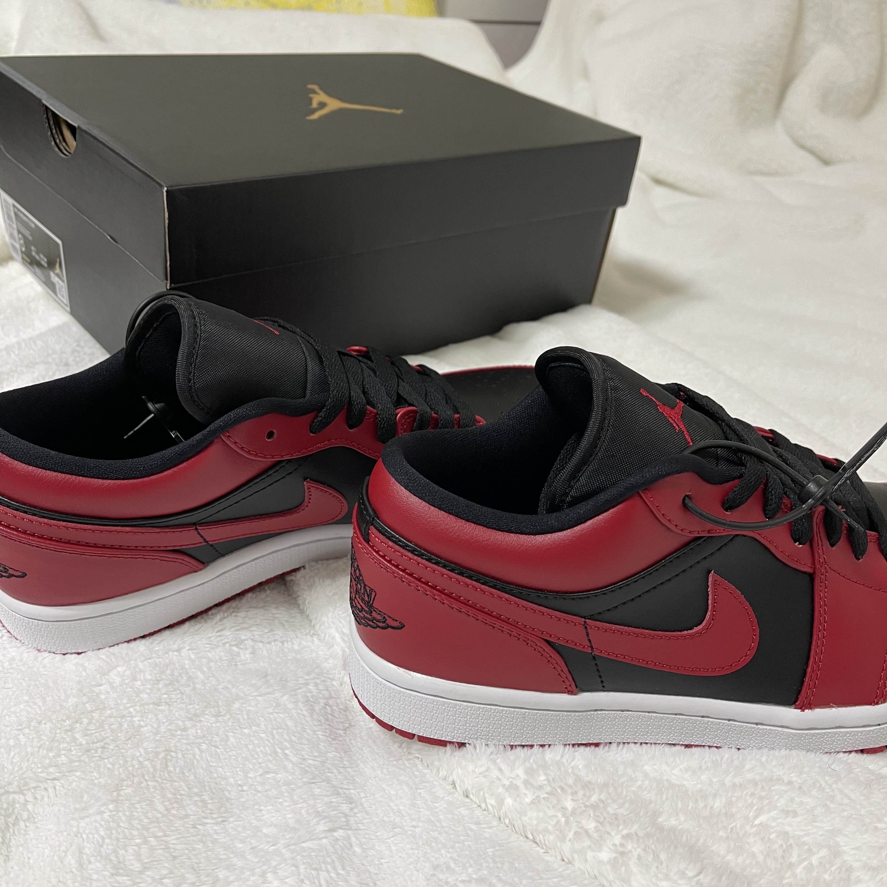 Jordan 1 Low Varsity Red 착용 스타일 - 3