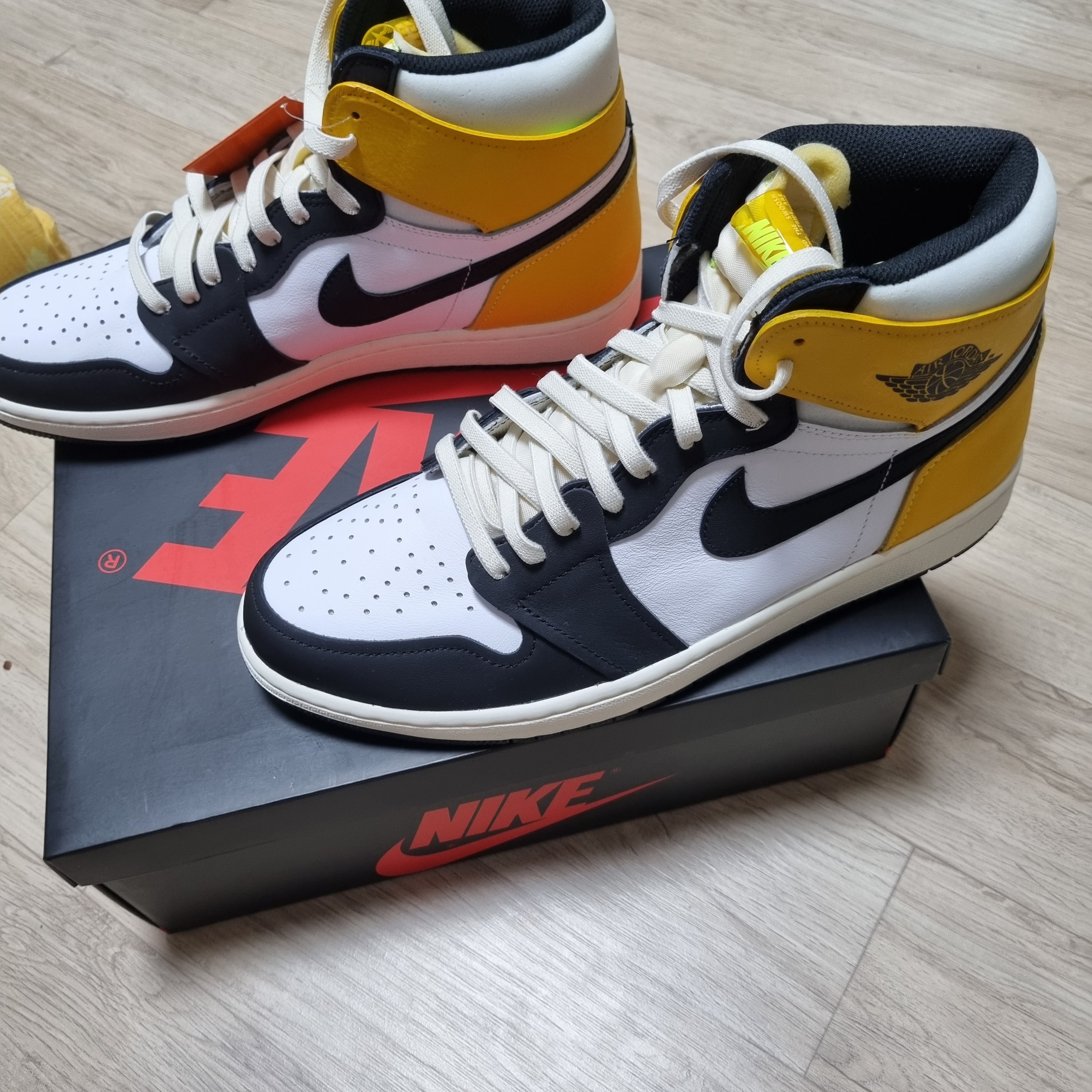 Jordan 1 Retro High OG Volt Gold 착용 스타일