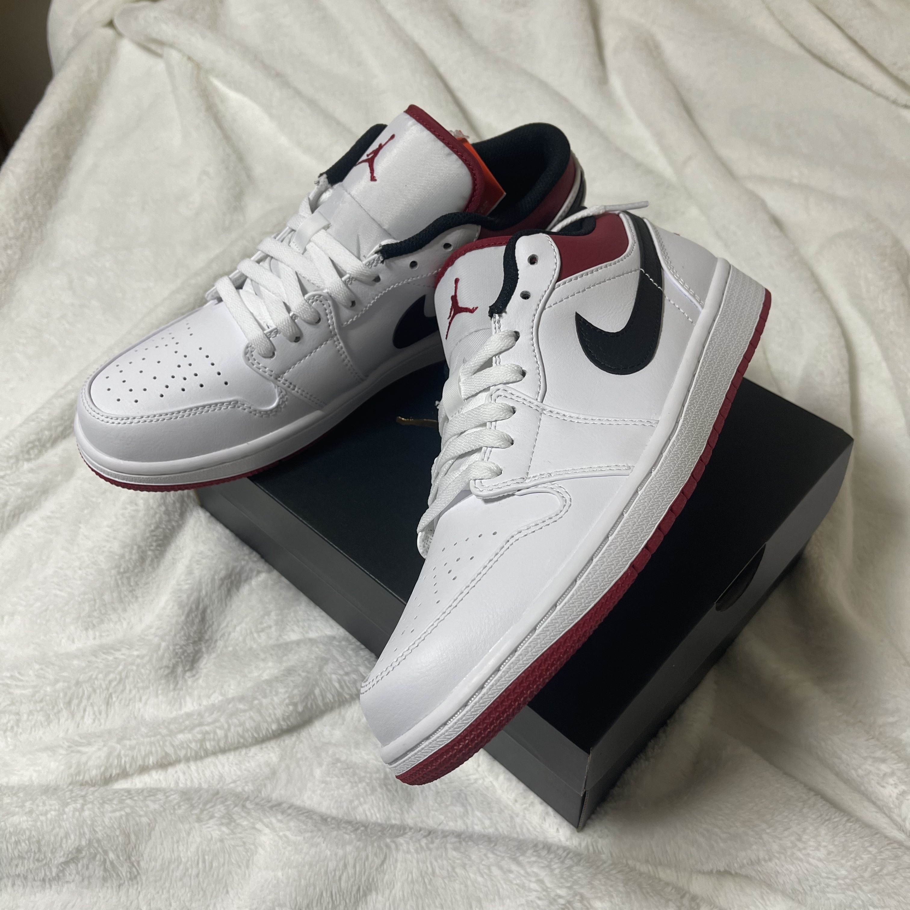 Jordan 1 Low White Red Black 착용 스타일 - 2