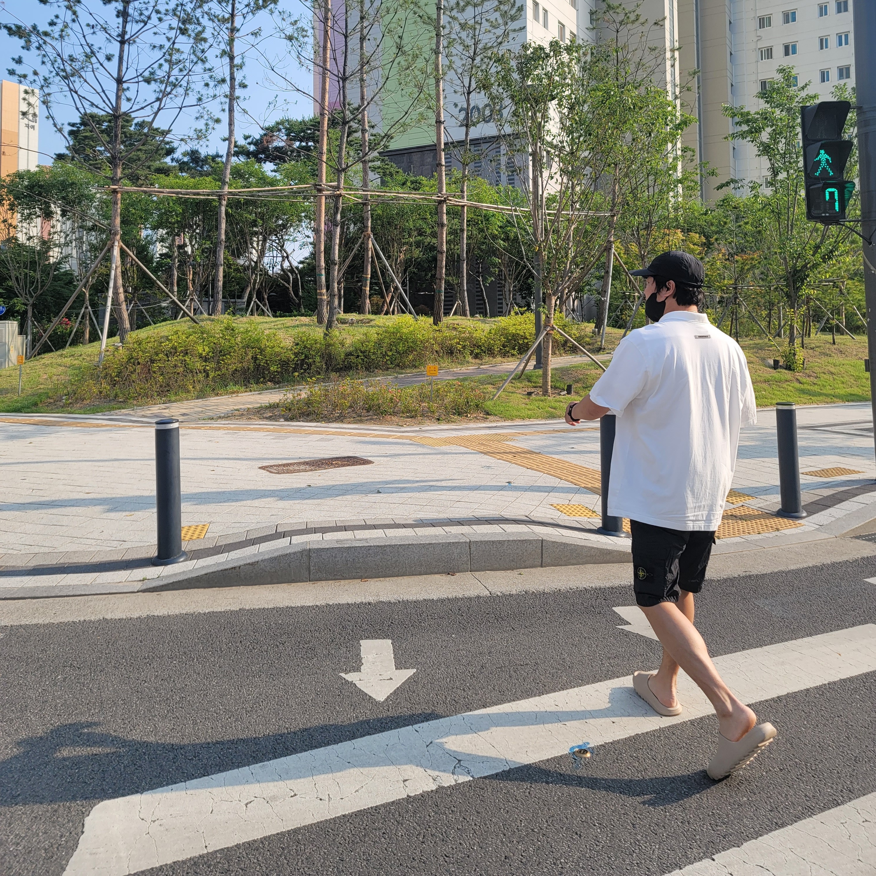 Adidas Yeezy Slide Pure, Essentials Short Sleeve Boxy Polo White - 20SS 착용 스타일 - 2