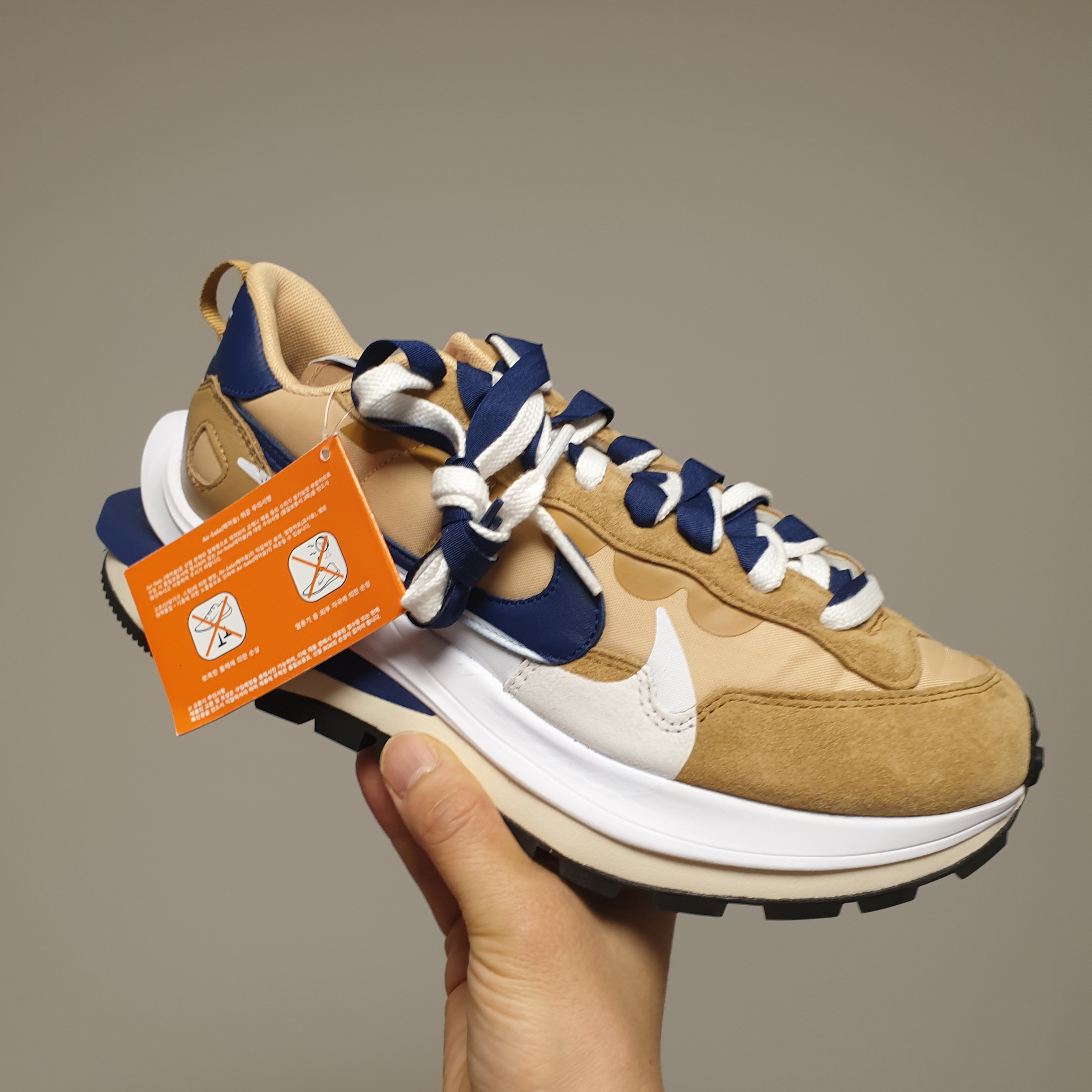 Nike x Sacai VaporWaffle Sesame and Blue Void, Nike x Sacai VaporWaffle Tour Yellow & Gorge Green Sail 착용 스타일 - 1