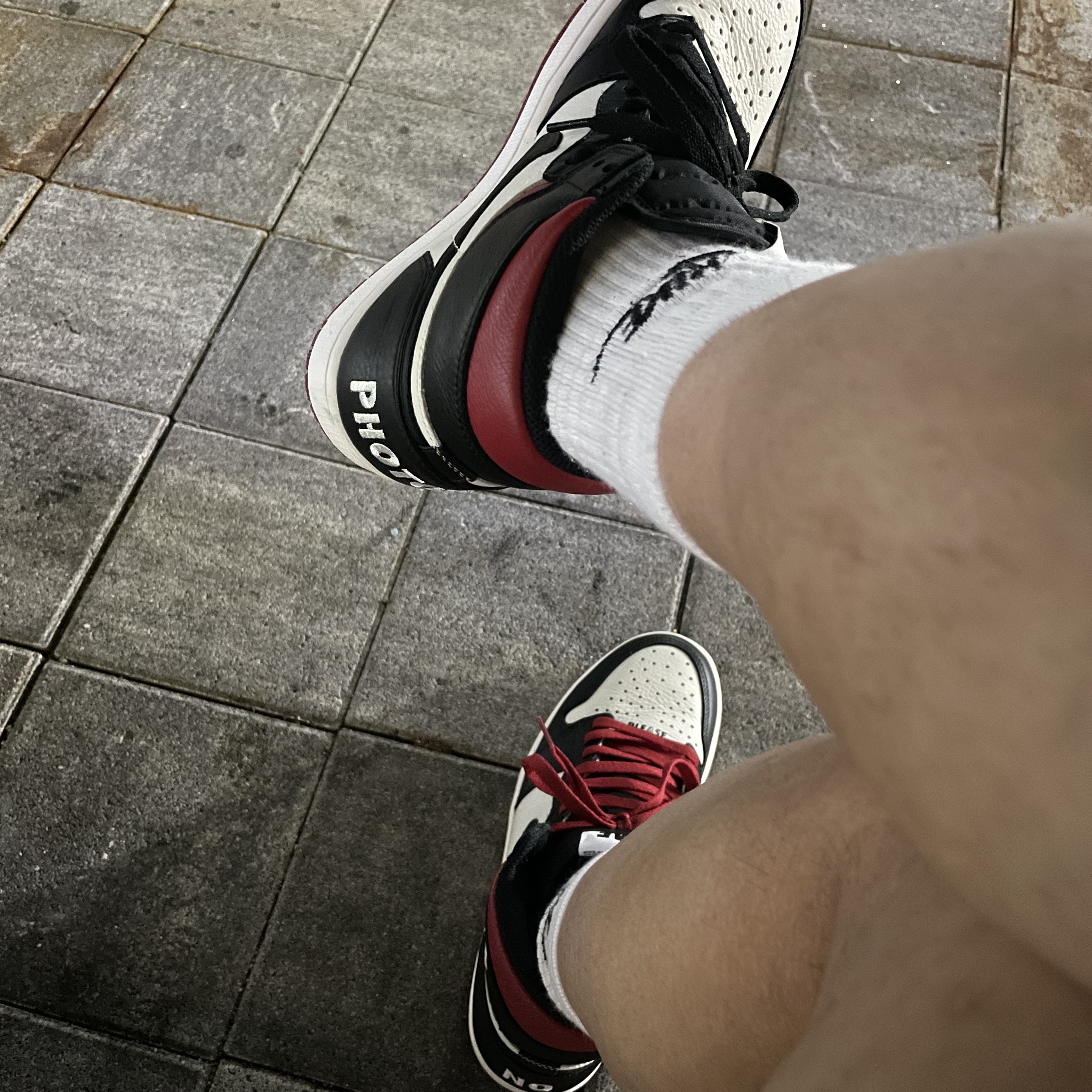 Jordan 1 Retro High Not for Resale Varsity Red 착용 스타일