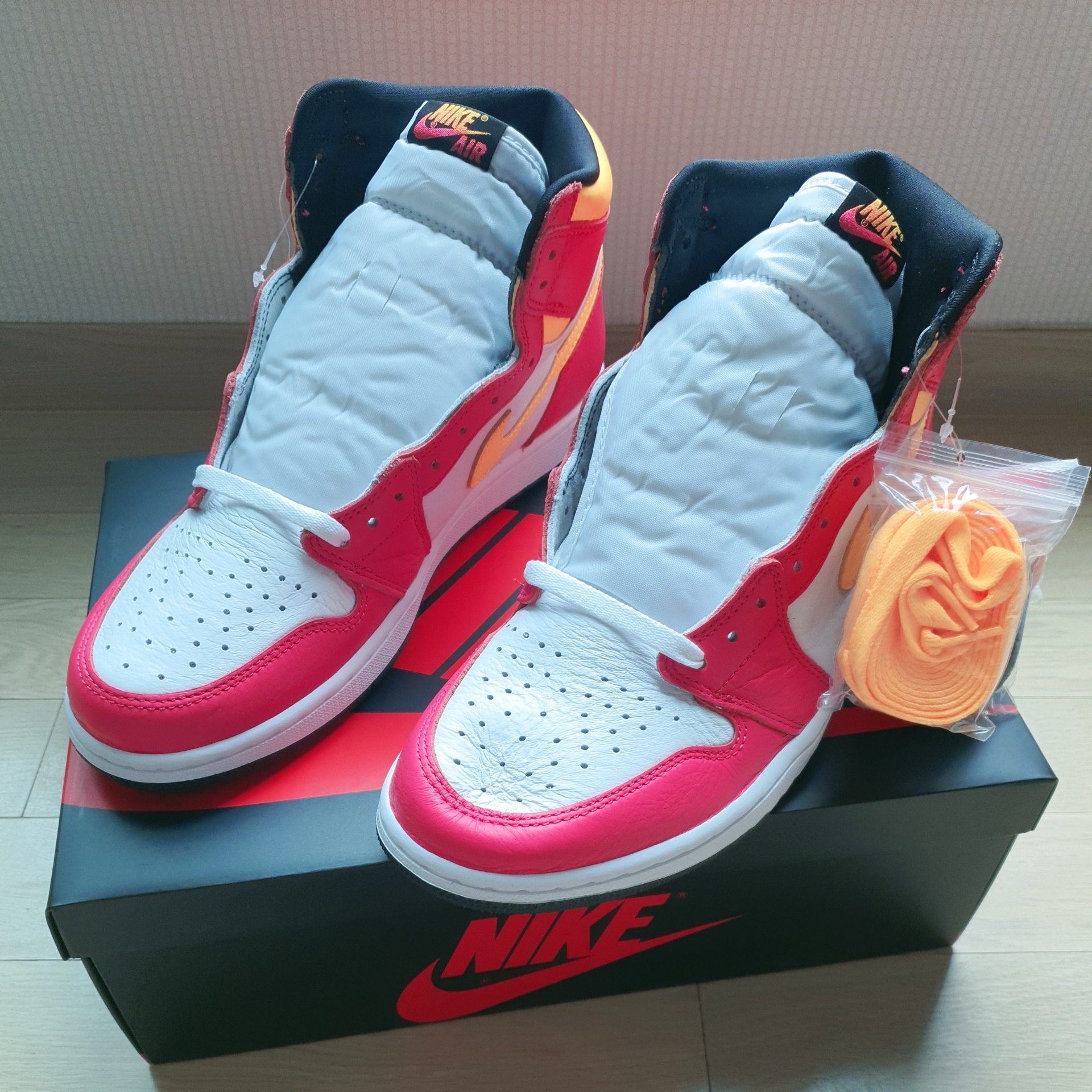 Jordan 1 Retro High OG Light Fusion Red 착용 스타일 - 1