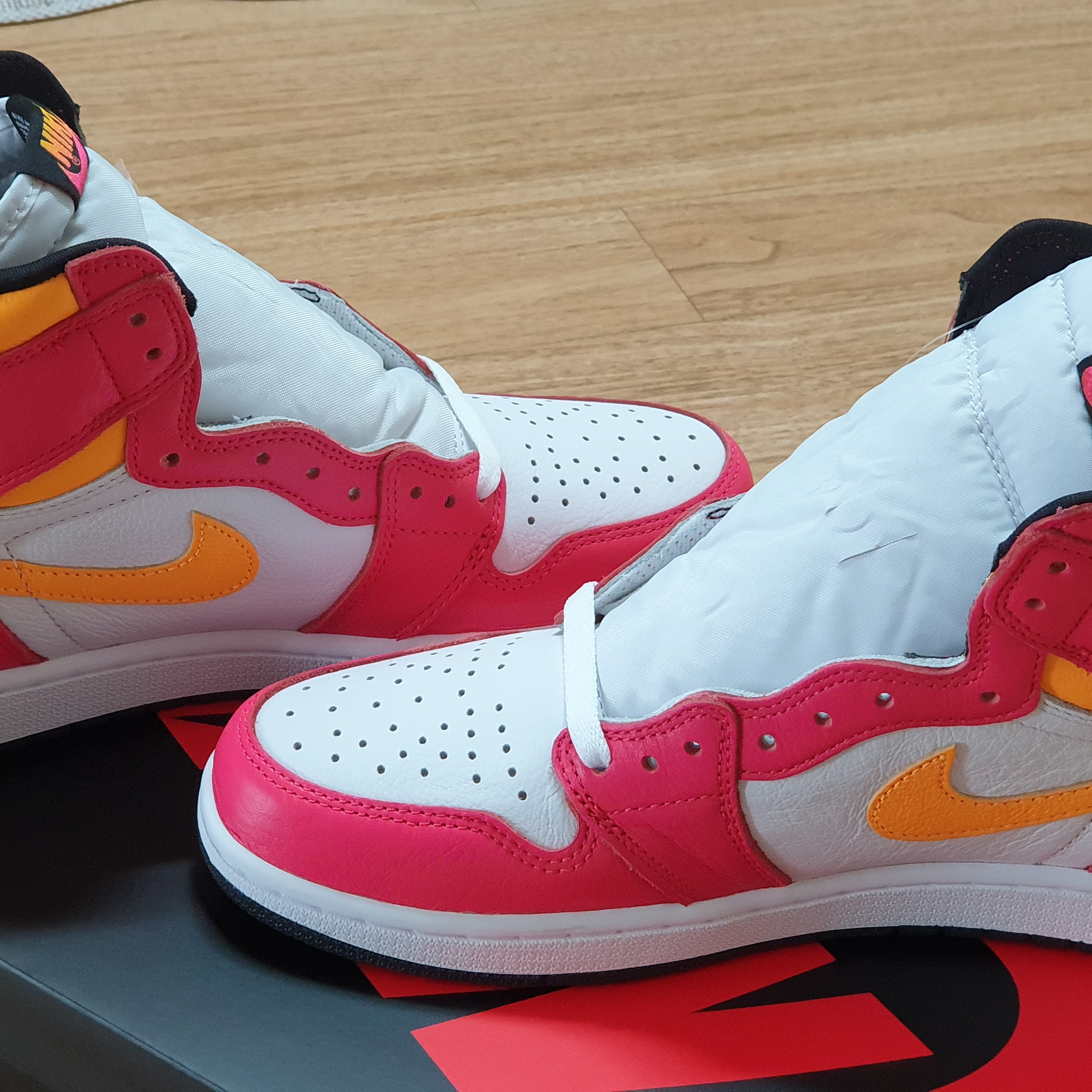 Jordan 1 Retro High OG Light Fusion Red 착용 스타일 - 4