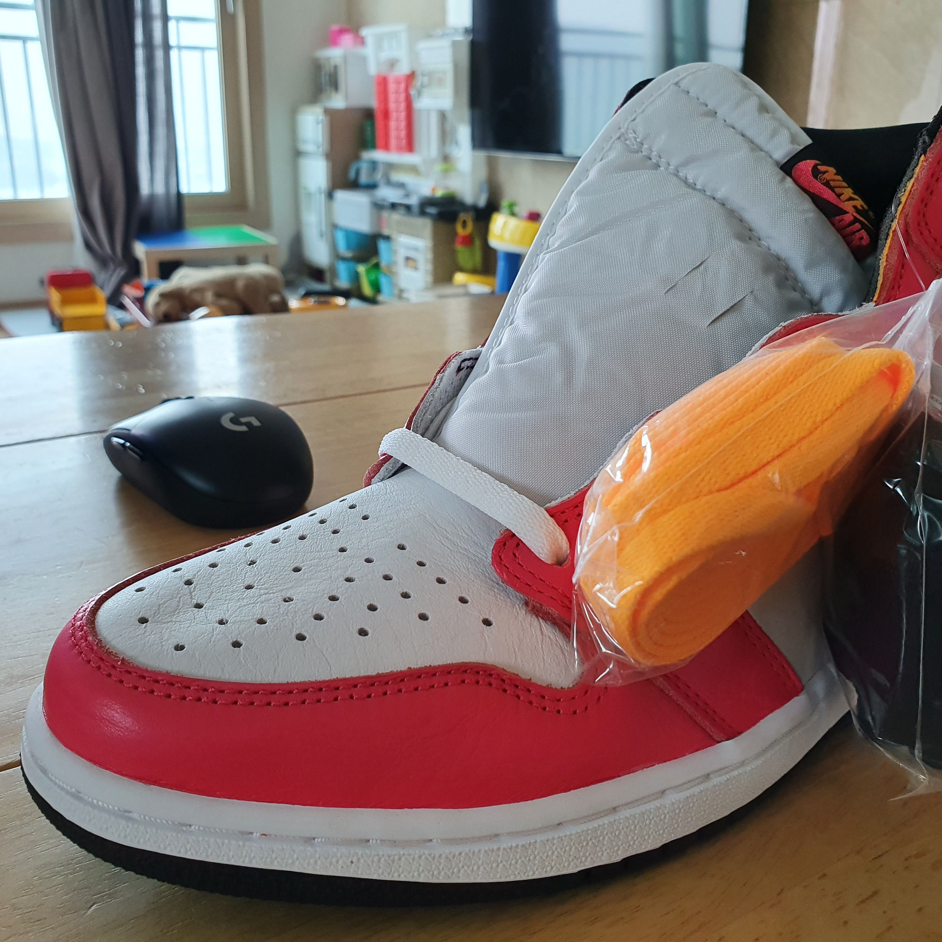 Jordan 1 Retro High OG Light Fusion Red 착용 스타일 - 2
