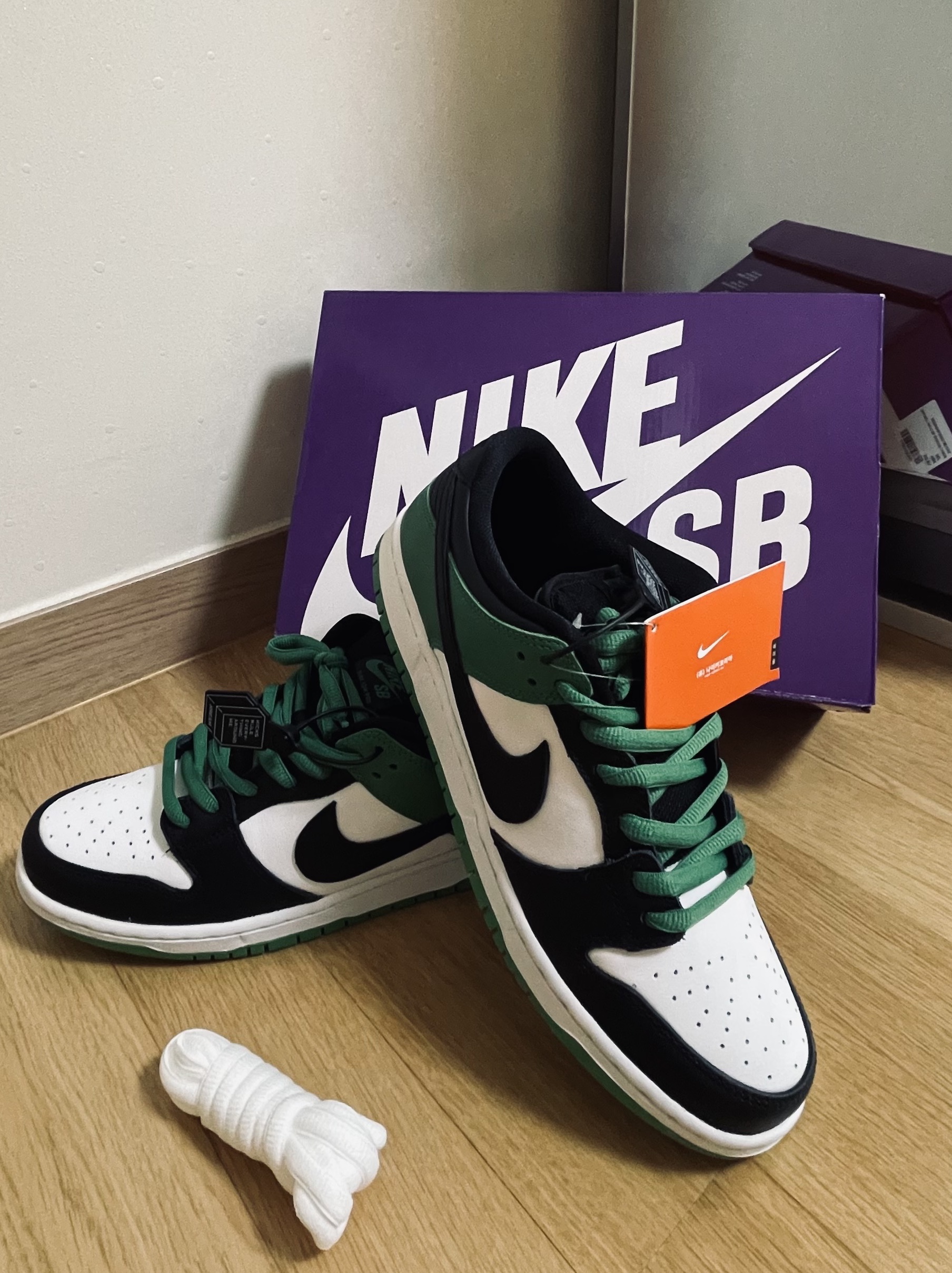 Nike SB Dunk Low Pro Black and Classic Green 착용 스타일