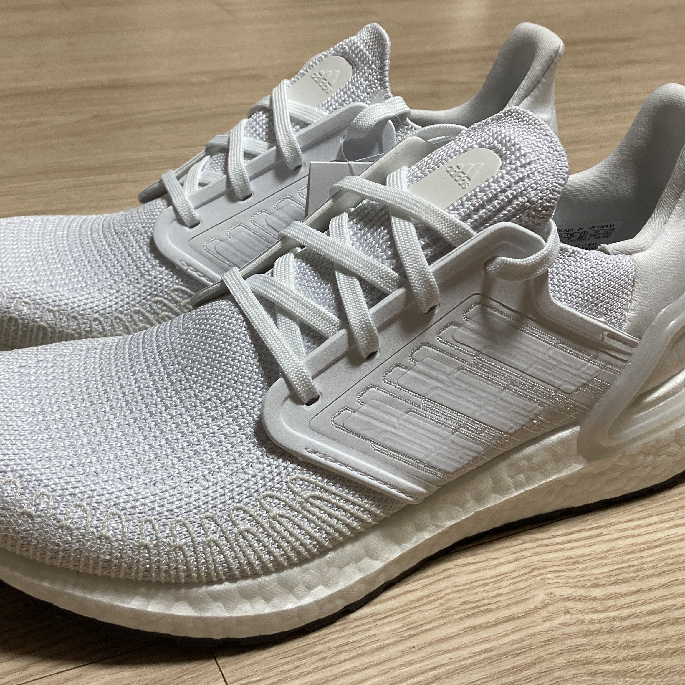 Adidas Ultraboost 20 Triple White 착용 스타일 - 2