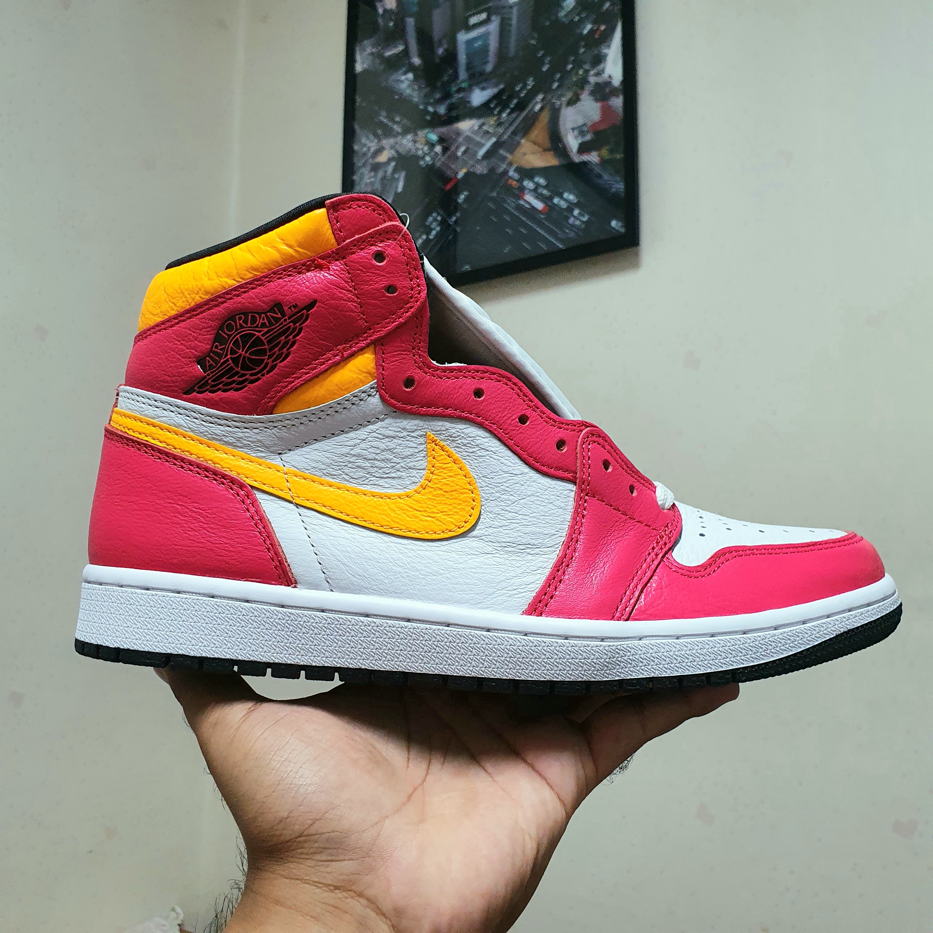Jordan 1 Retro High OG Light Fusion Red 착용 스타일 - 2