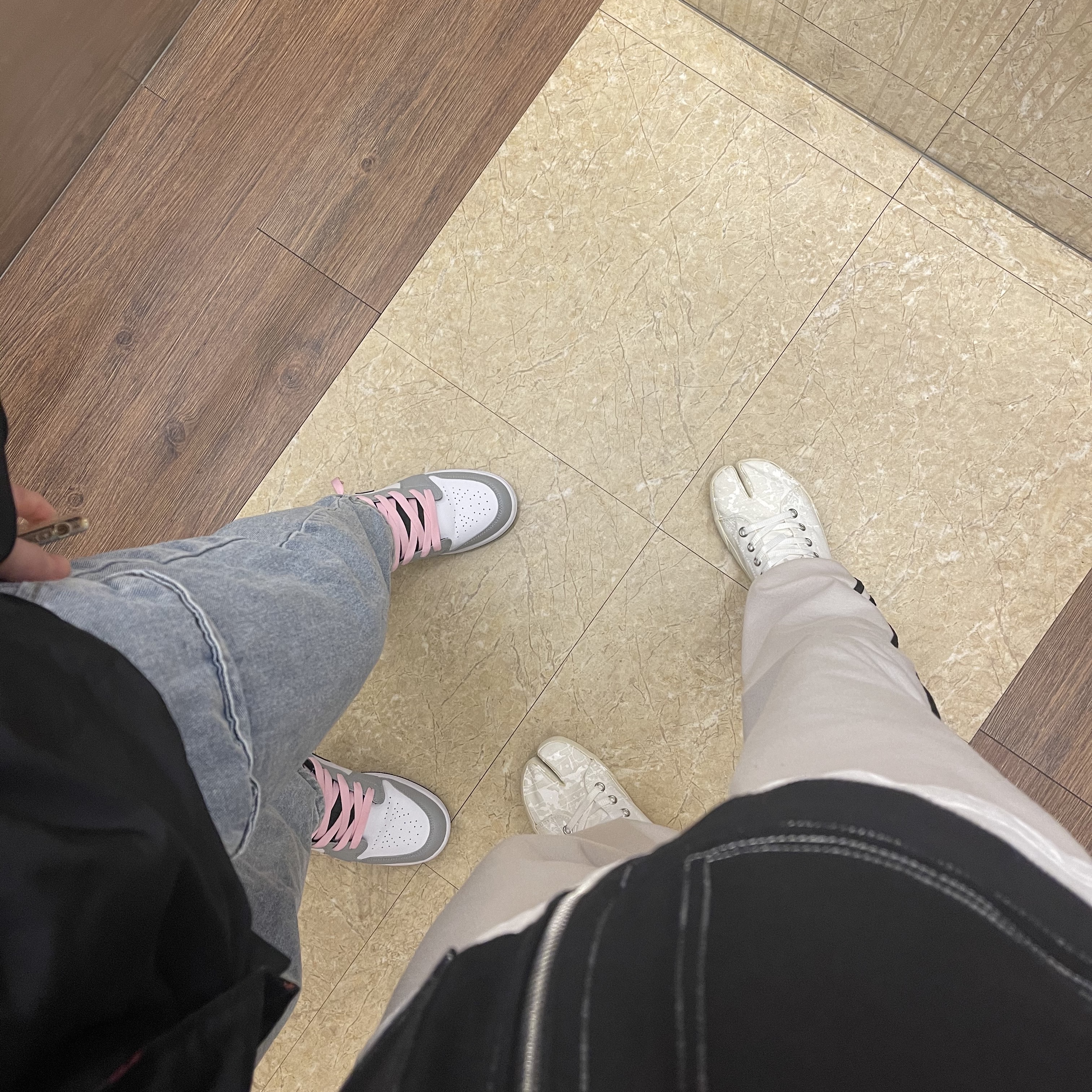 Maison Margiela Tabi Paint Drop Sneakers White 착용 스타일 - 2