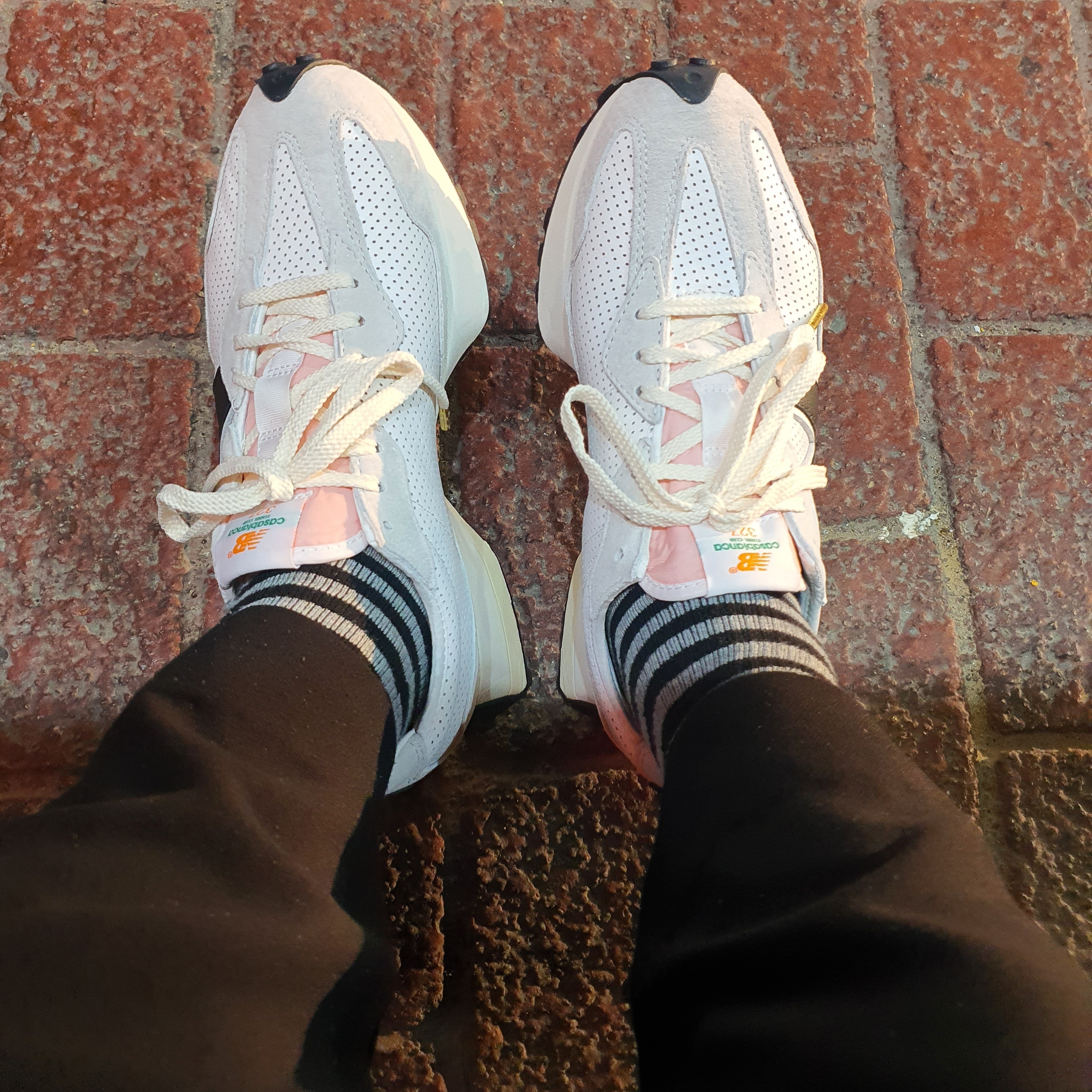 New Balance x Casablanca 327 Idealist Black Grey Pink 착용 스타일