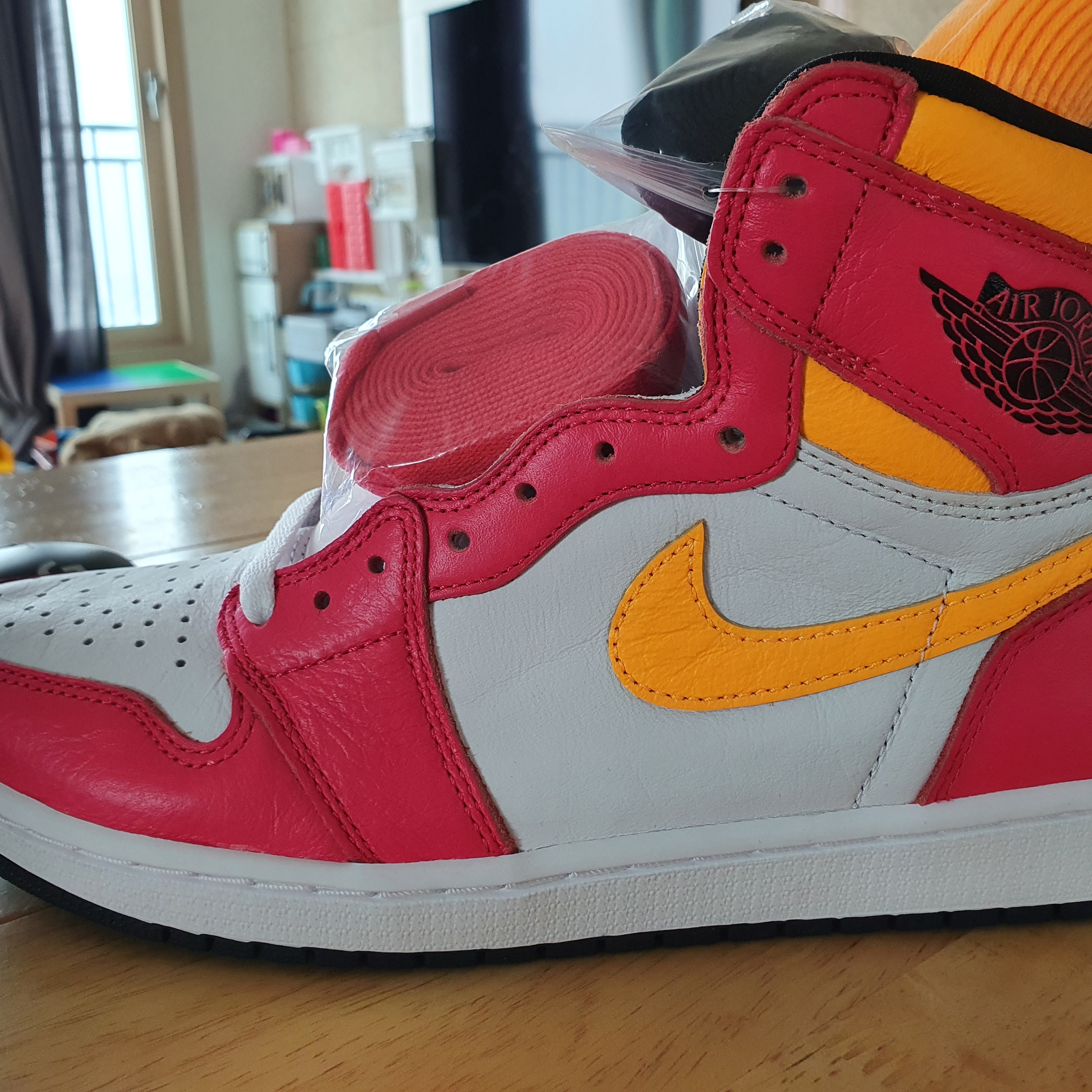 Jordan 1 Retro High OG Light Fusion Red 착용 스타일 - 1