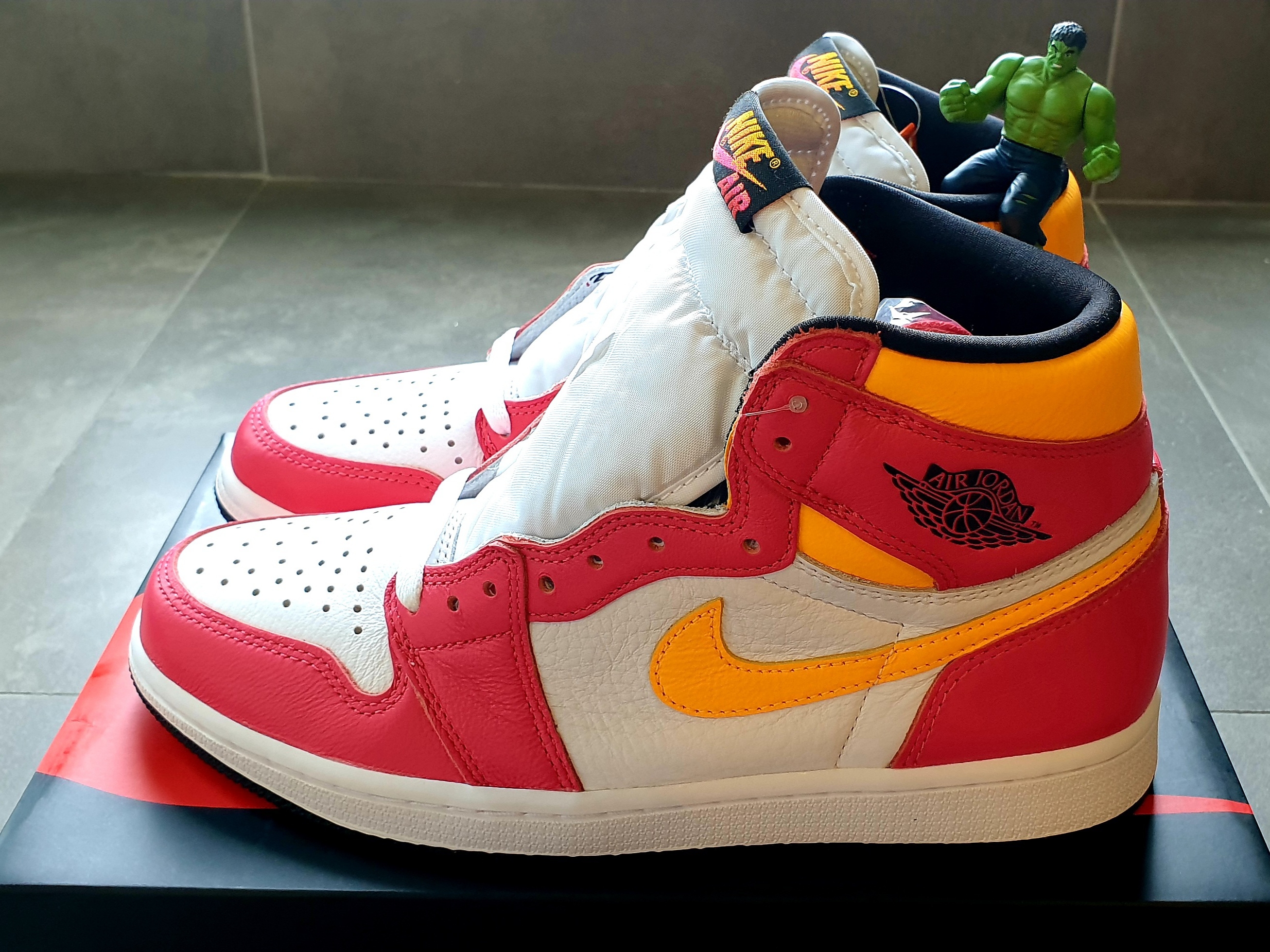 Jordan 1 Retro High OG Light Fusion Red 착용 스타일 - 2