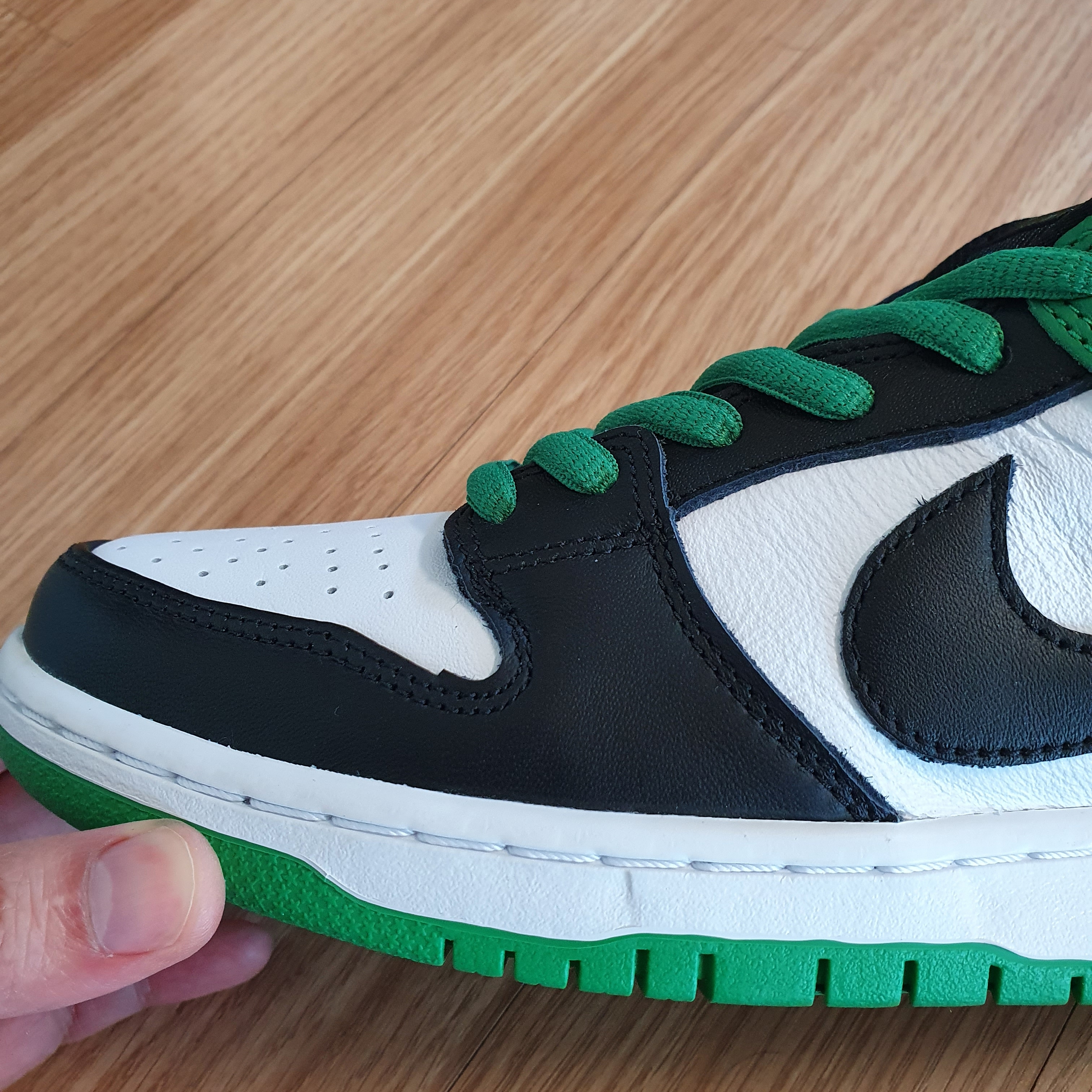 Nike SB Dunk Low Pro Black and Classic Green 착용 스타일 - 3