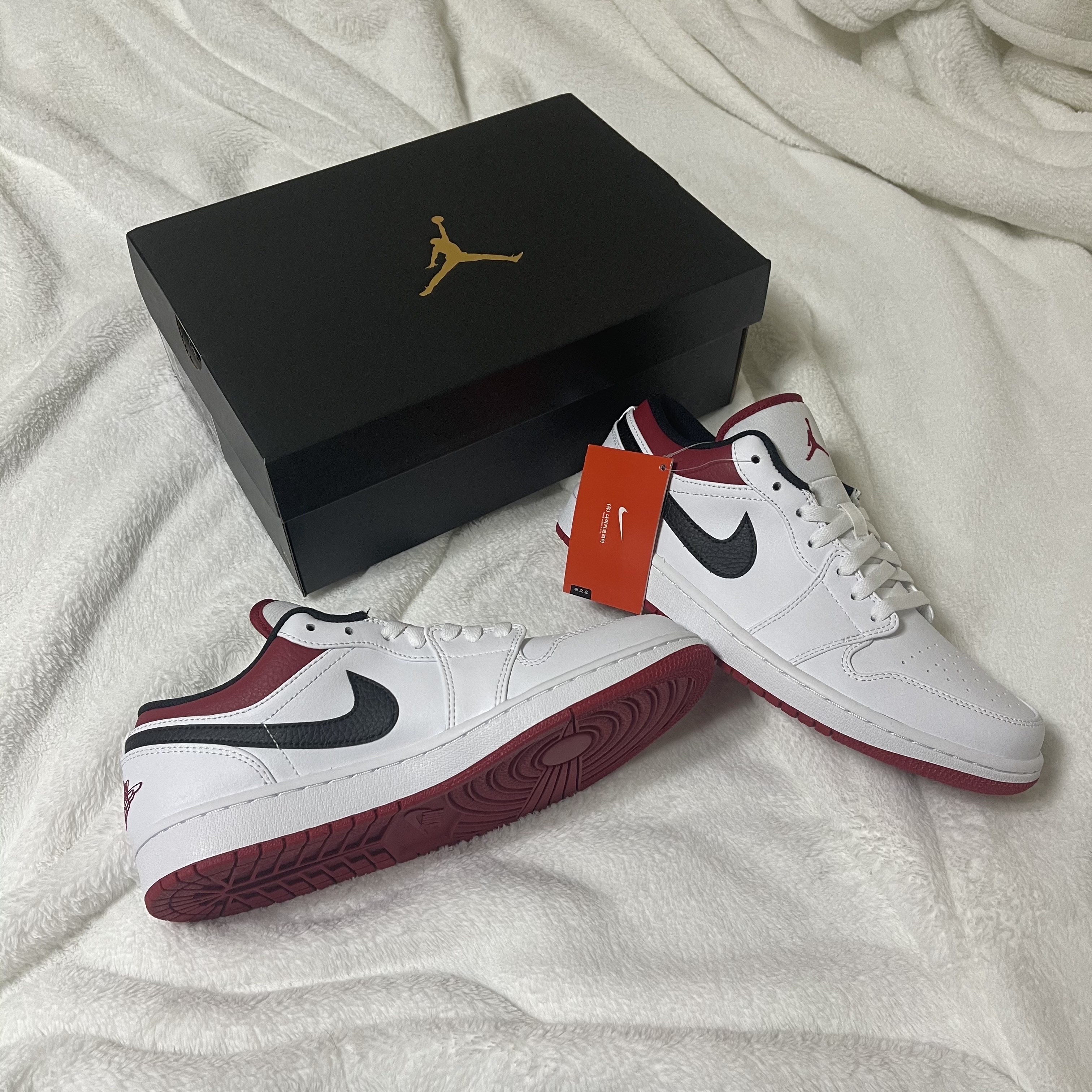 Jordan 1 Low White Red Black 착용 스타일 - 1