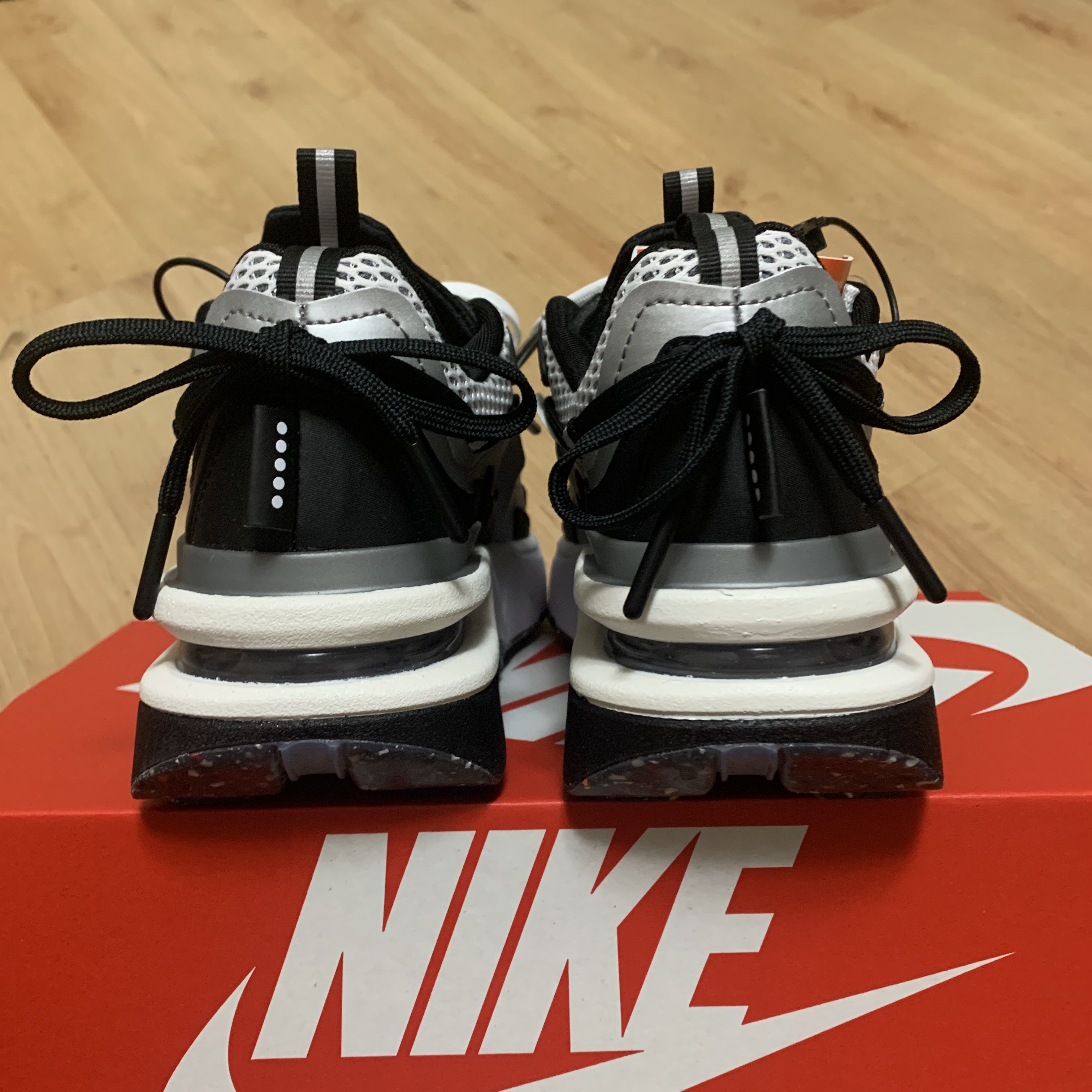 (W) Nike Air Max Furyosa Silver and Black 착용 스타일 - 1