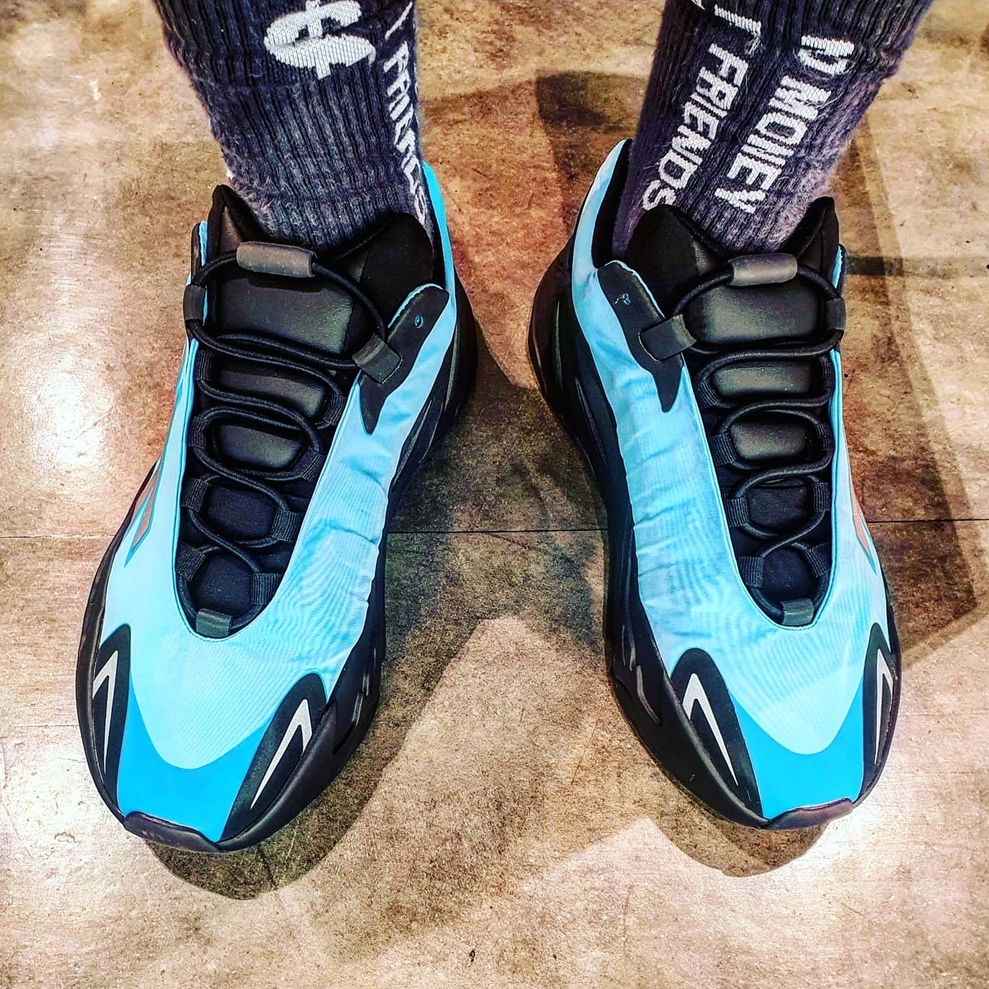Adidas Yeezy Boost 700 MNVN Bright Cyan 착용 스타일 - 3