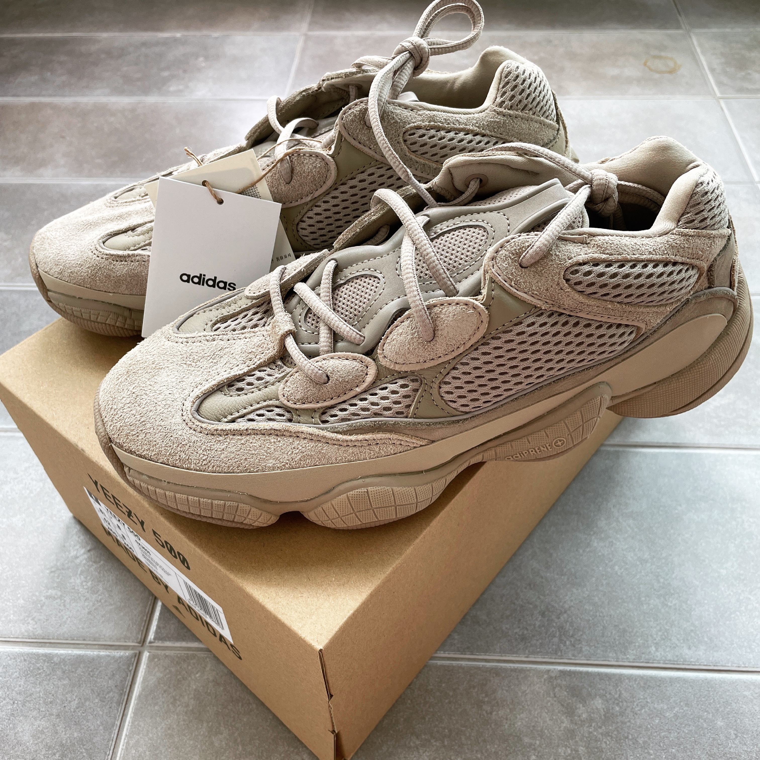 Adidas Yeezy 500 Taupe Light 착용 스타일