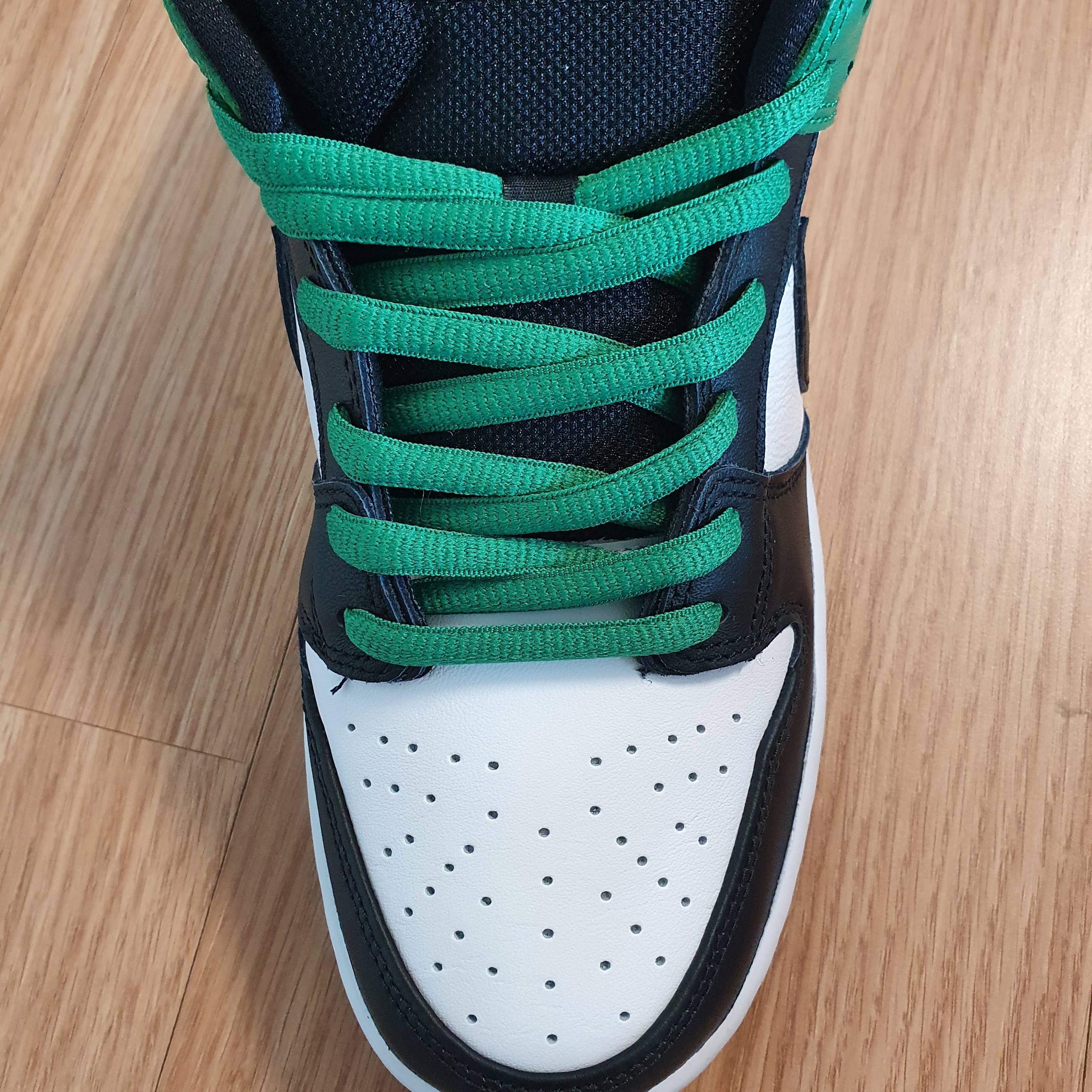 Nike SB Dunk Low Pro Black and Classic Green 착용 스타일 - 2