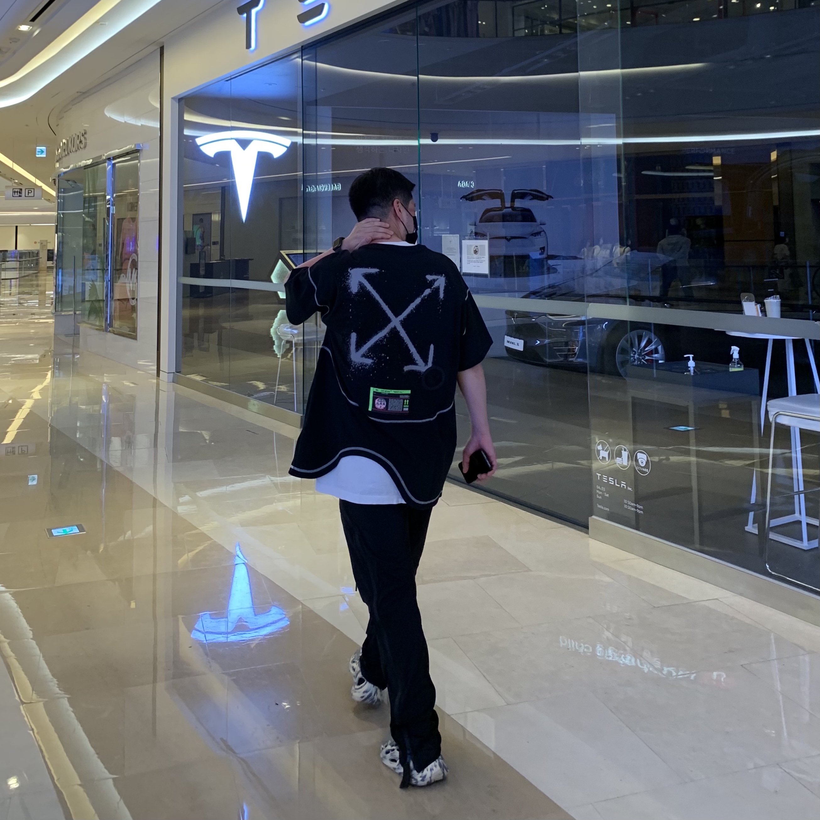 Nike x Off-White NRG RU Short Sleeve T-Shirt, Adidas Yeezy Foam RNNR MXT Moon Gray 착용 스타일