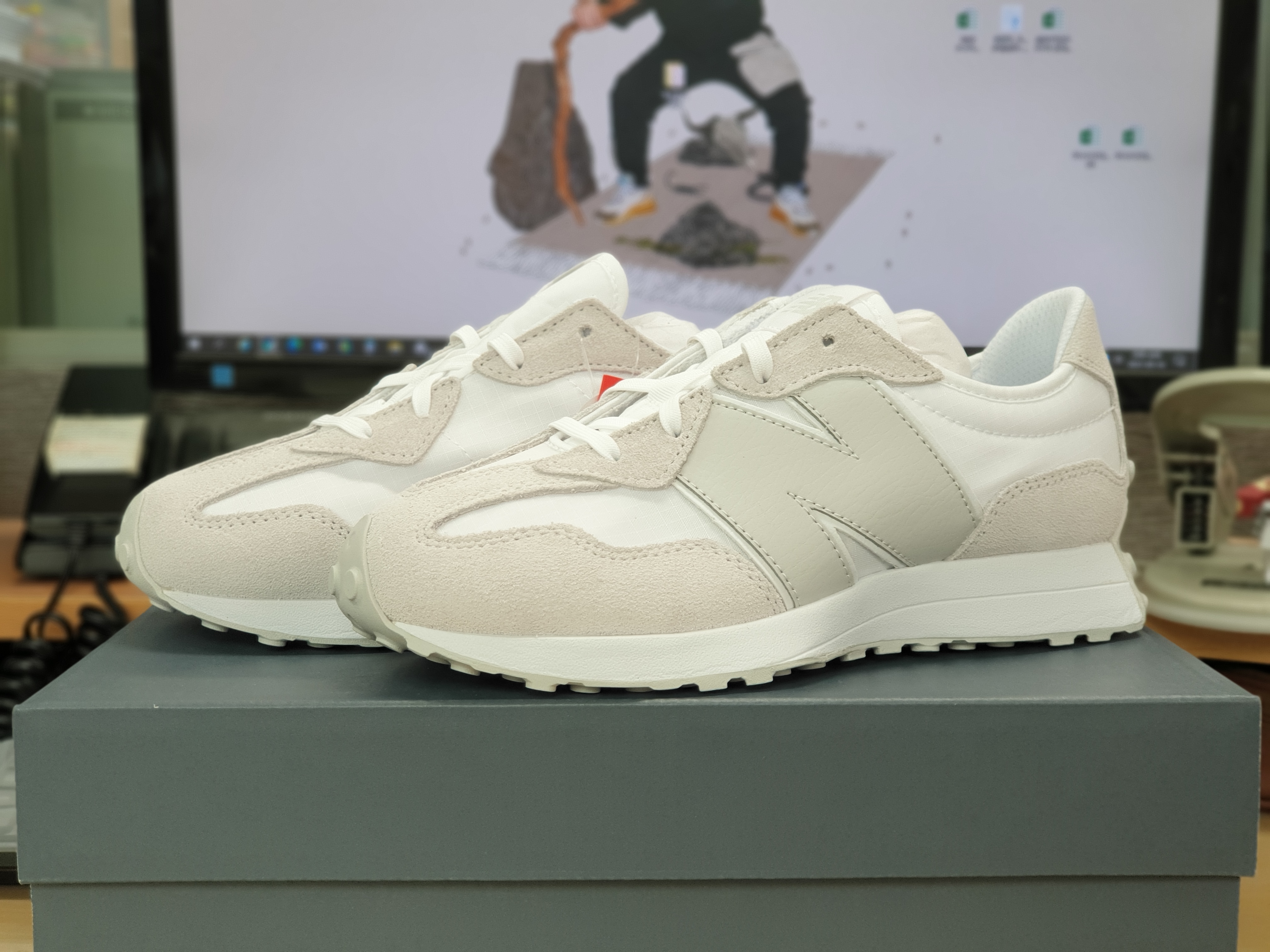 (GS) New Balance 327 White Grey - JD Sports Exclusive 착용 스타일