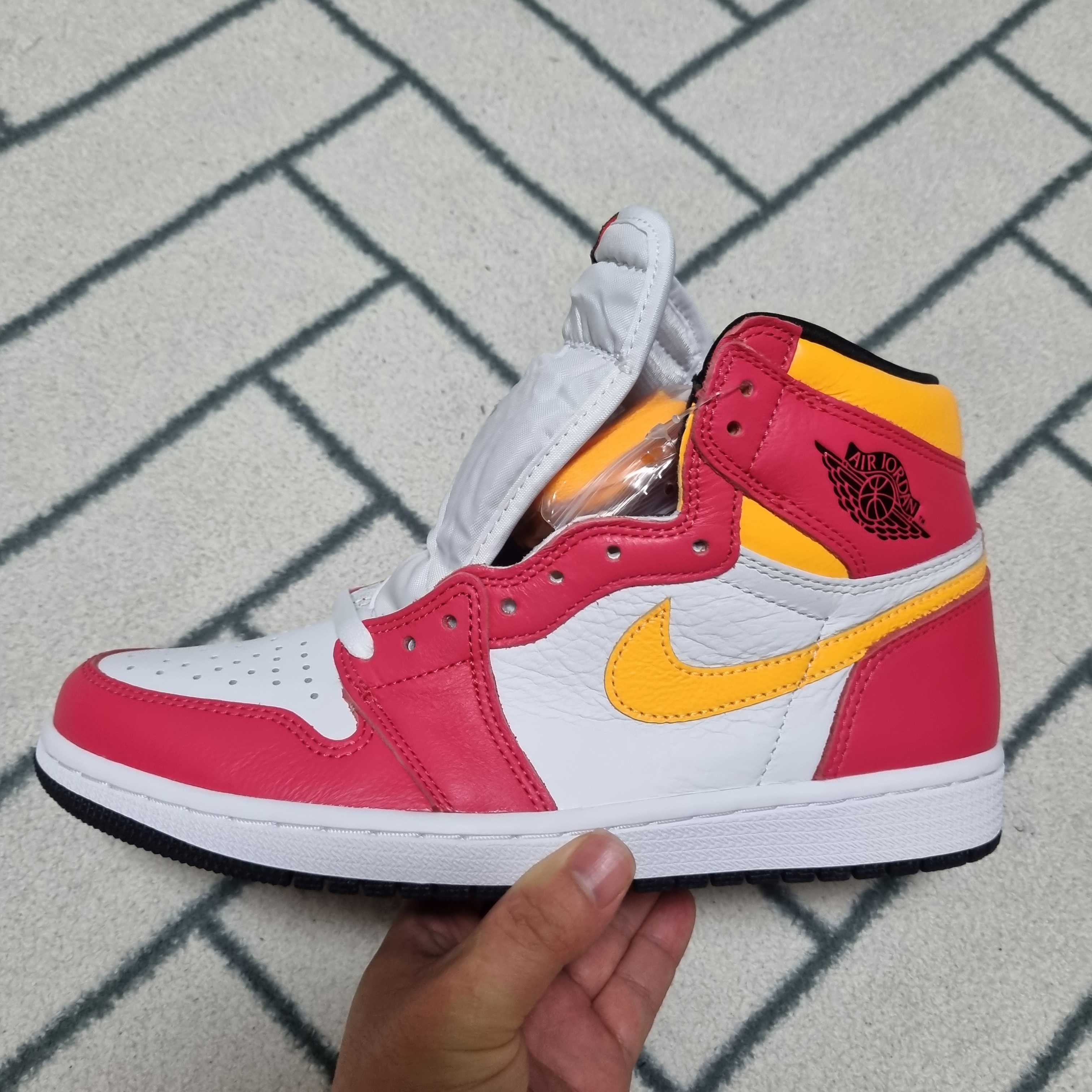 Jordan 1 Retro High OG Light Fusion Red 착용 스타일 - 2