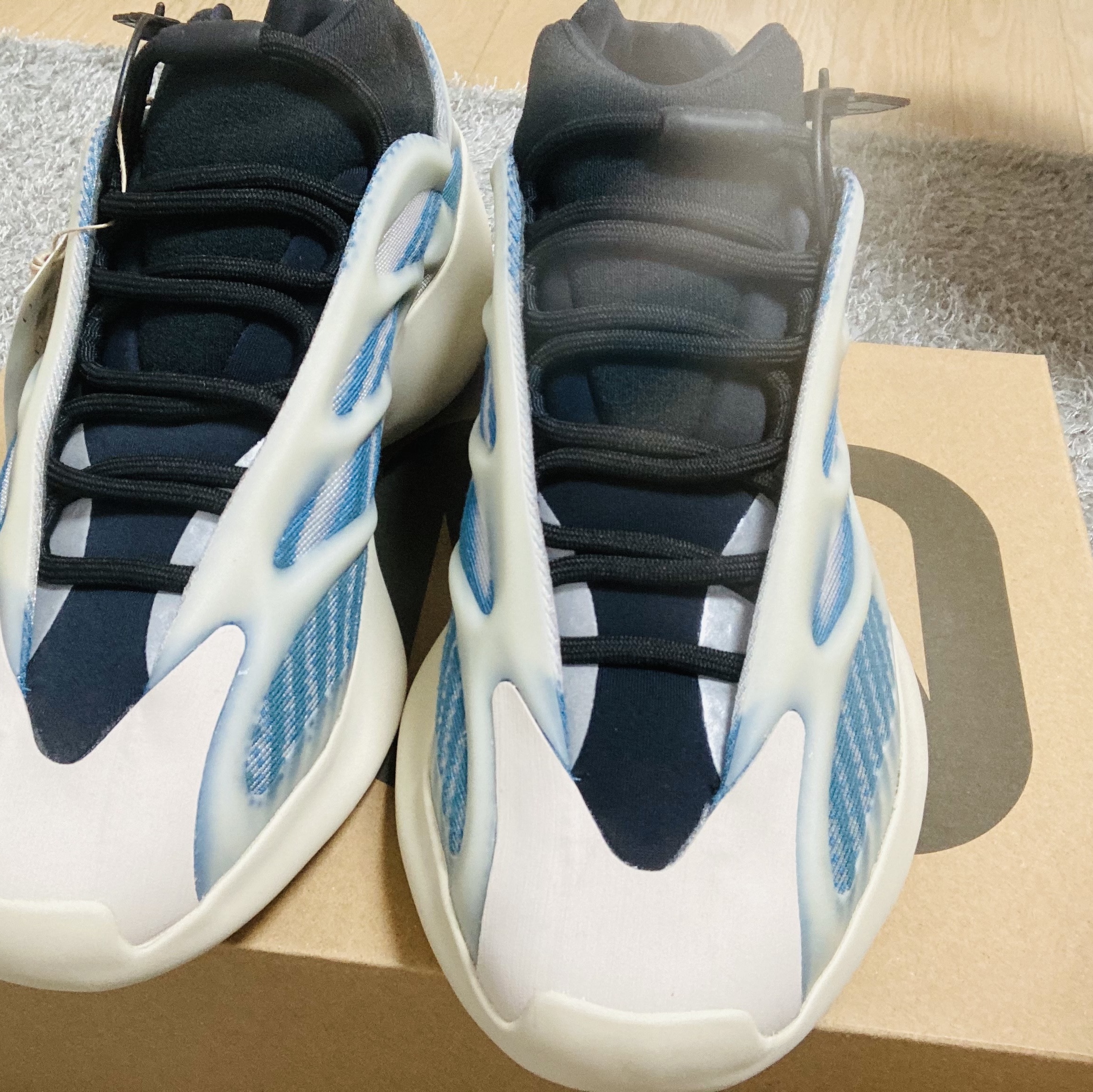 Adidas Yeezy 700 V3 Kyanite 착용 스타일 - 1