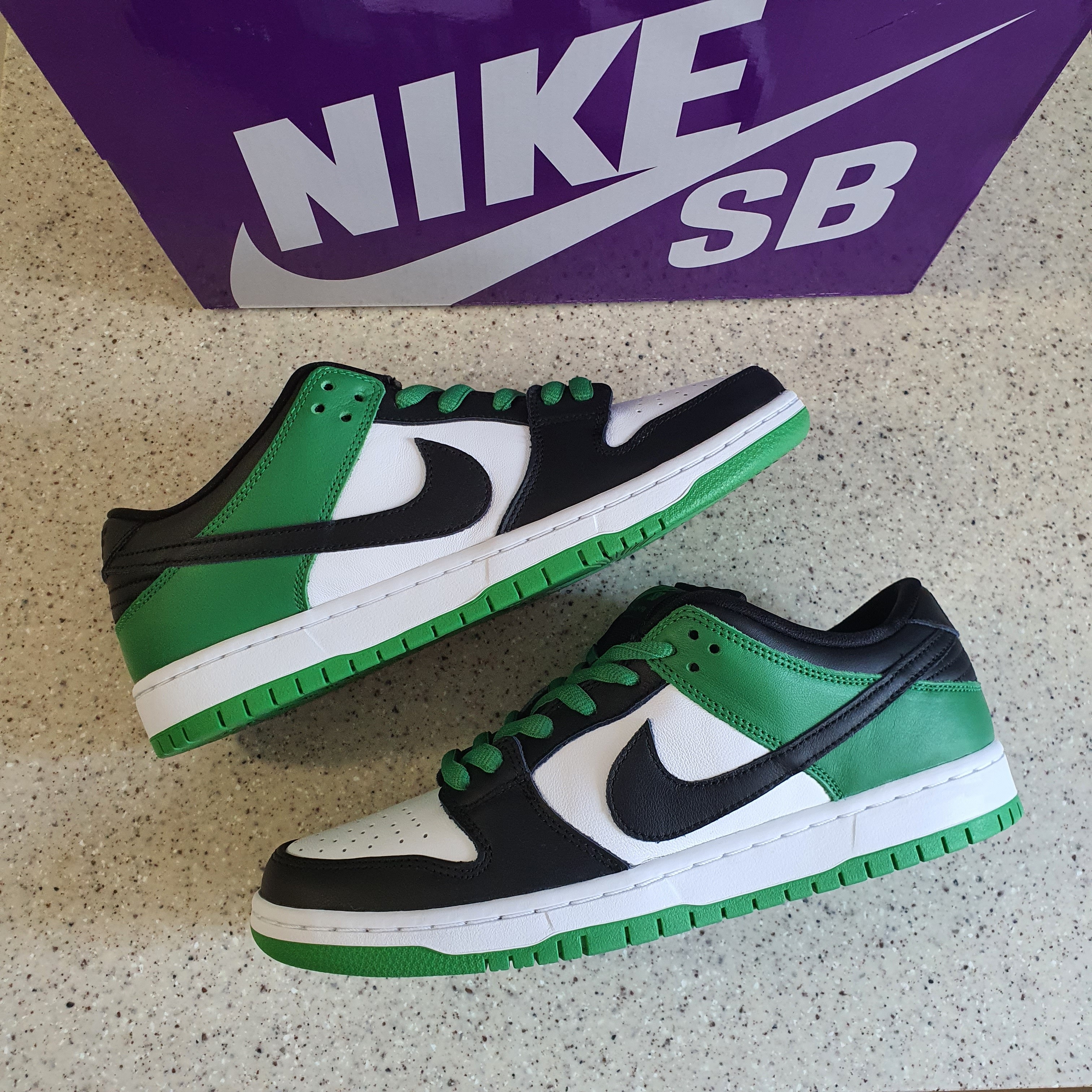 Nike SB Dunk Low Pro Black and Classic Green 착용 스타일