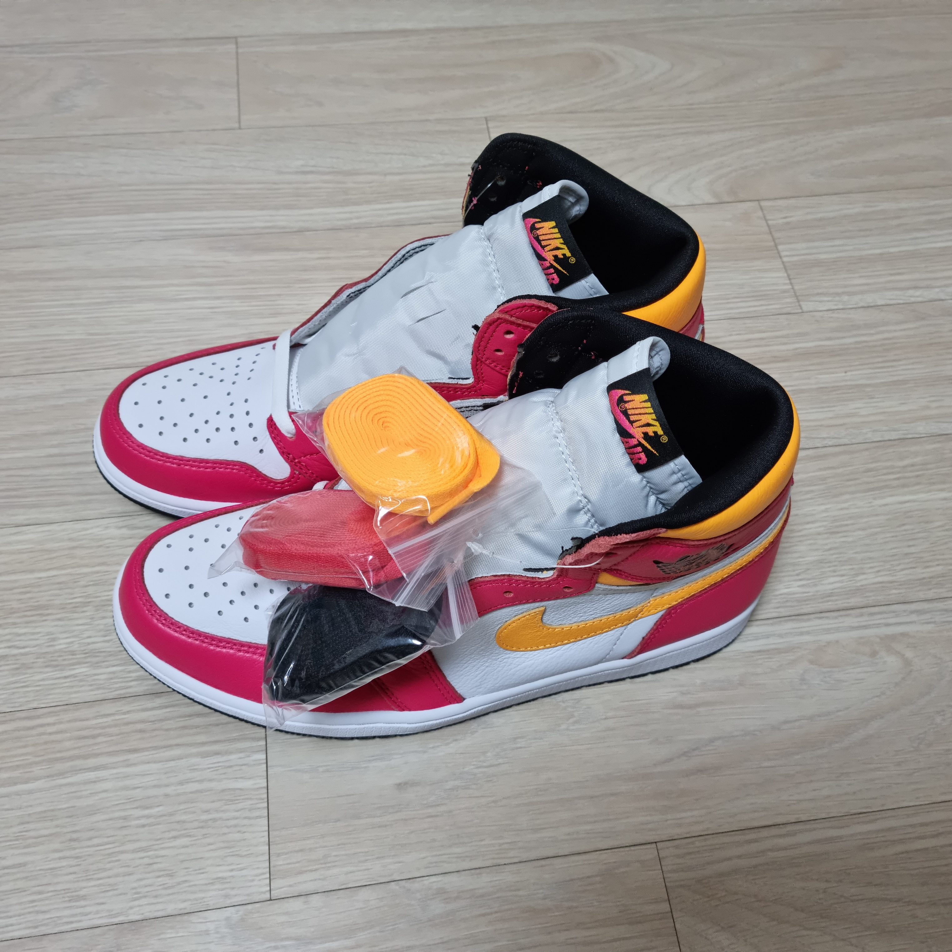 Jordan 1 Retro High OG Light Fusion Red 착용 스타일 - 3