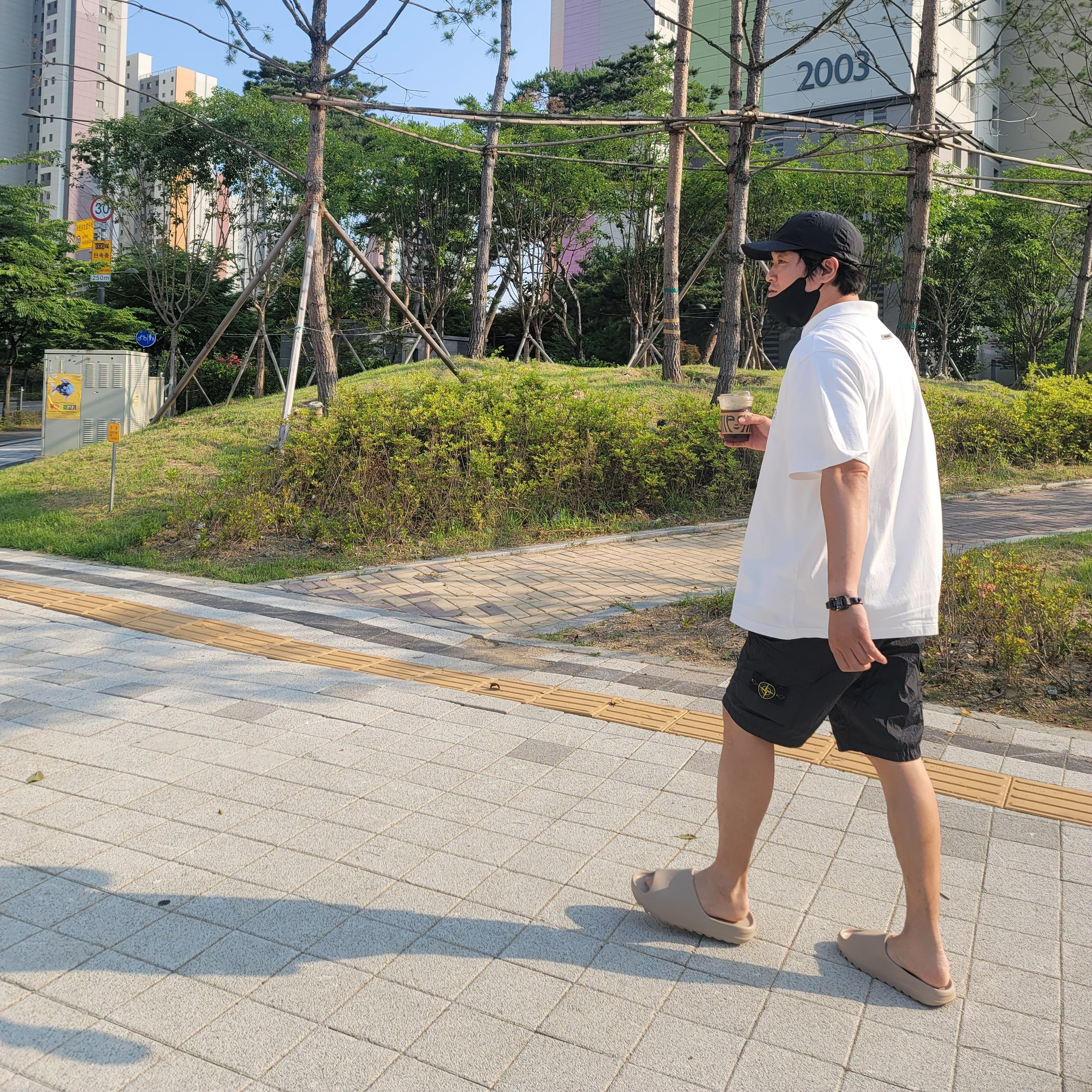 Adidas Yeezy Slide Pure, Essentials Short Sleeve Boxy Polo White - 20SS 착용 스타일 - 1