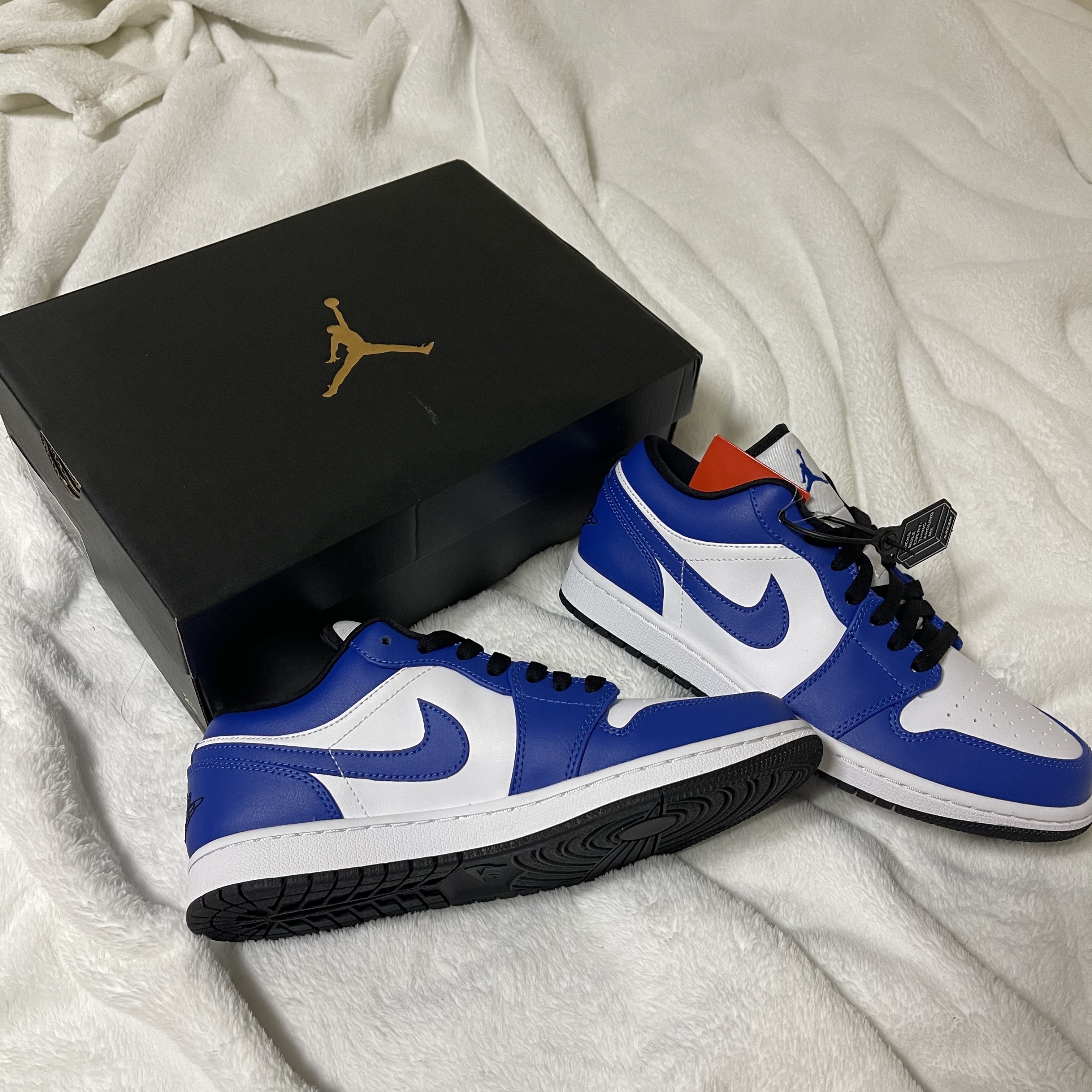 Jordan 1 Low Hyper Royal 착용 스타일 - 1