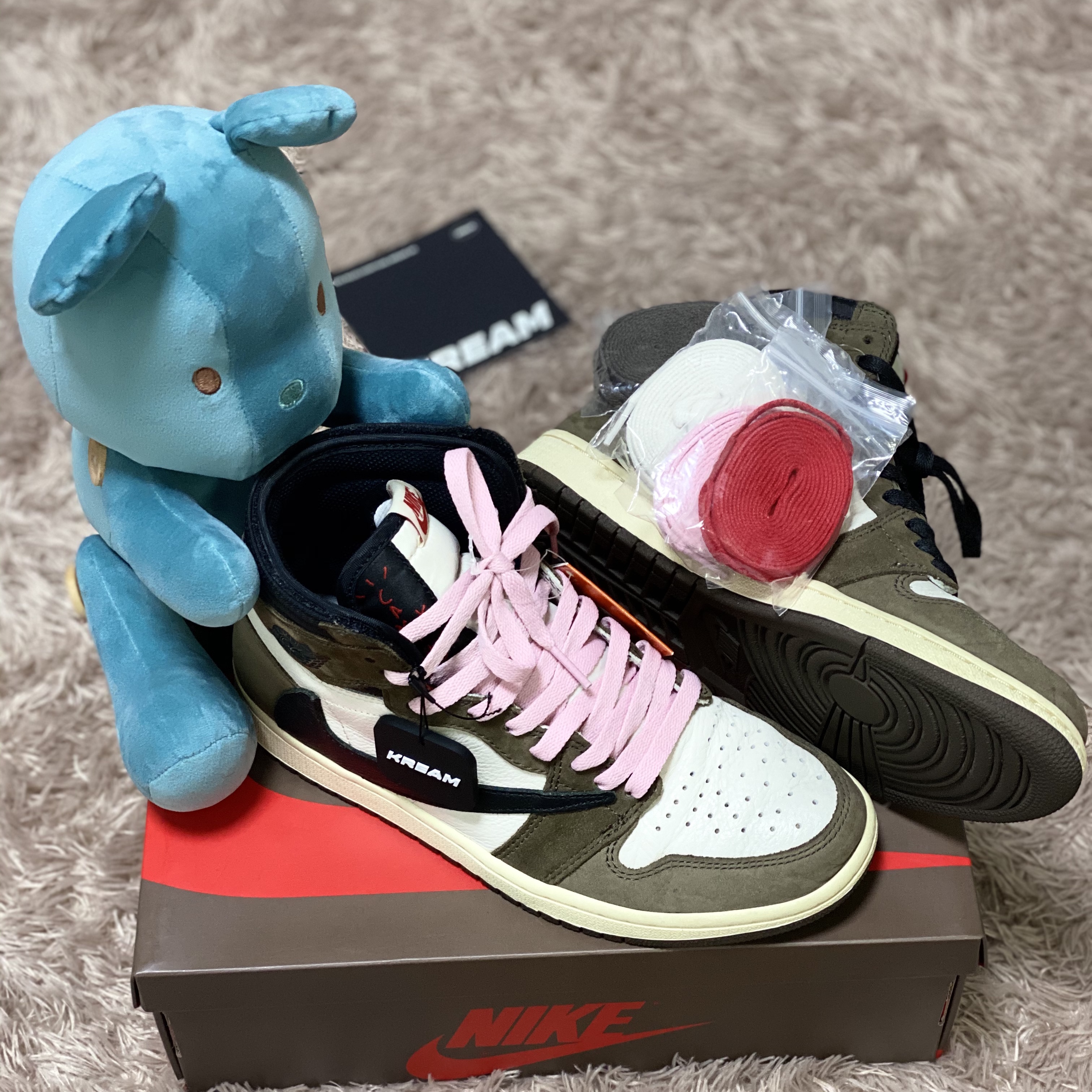 Jordan 1 x Travis Scott Retro High OG SP Mocha 착용 스타일 - 1
