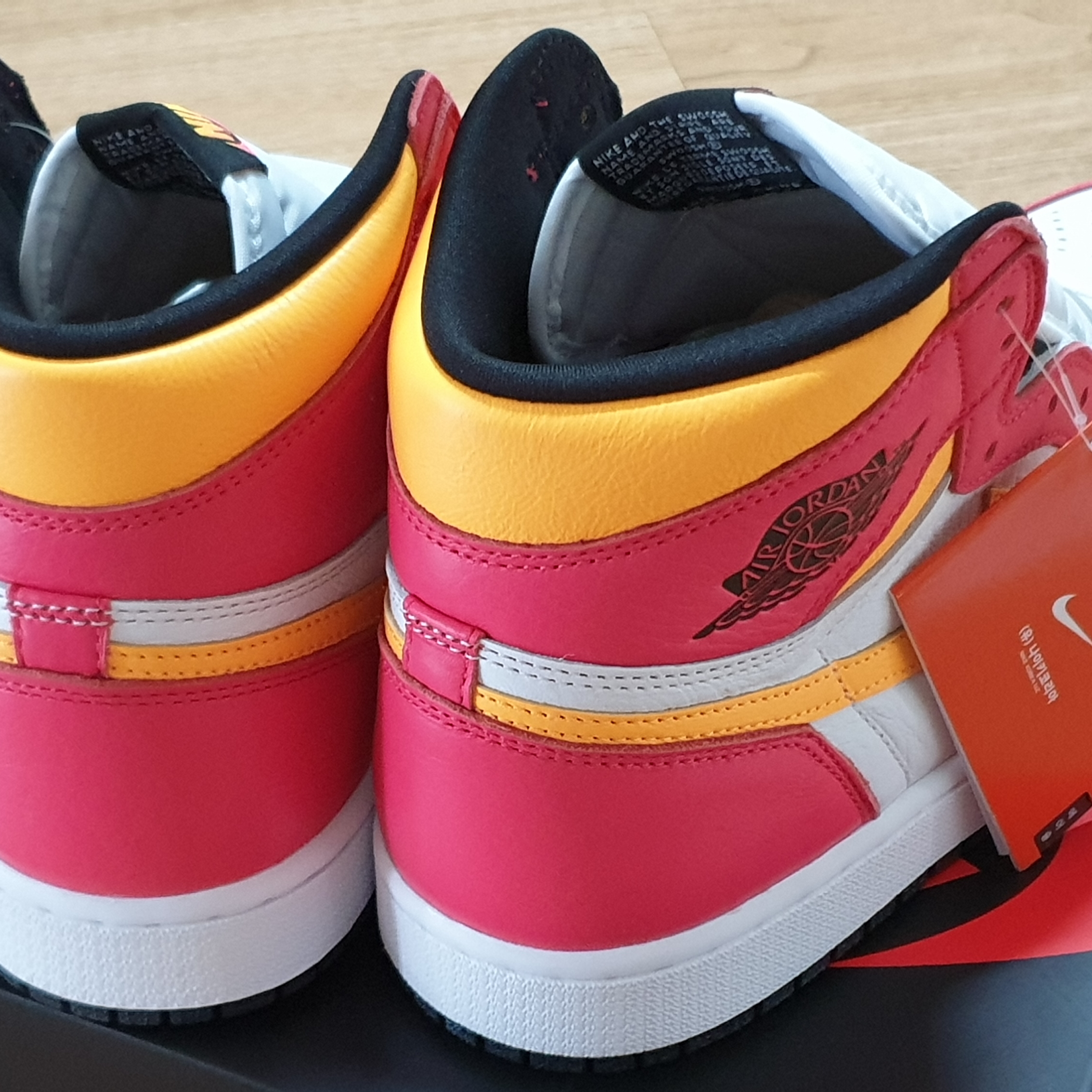 Jordan 1 Retro High OG Light Fusion Red 착용 스타일 - 3