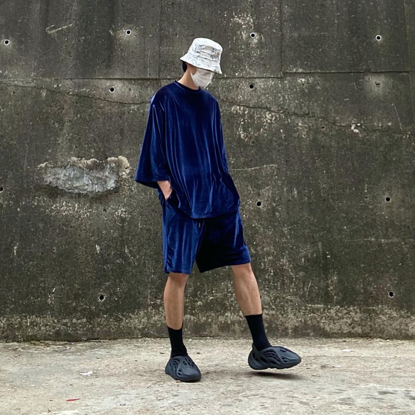 Adidas Yeezy Foam RNNR Mineral Blue 착용 스타일