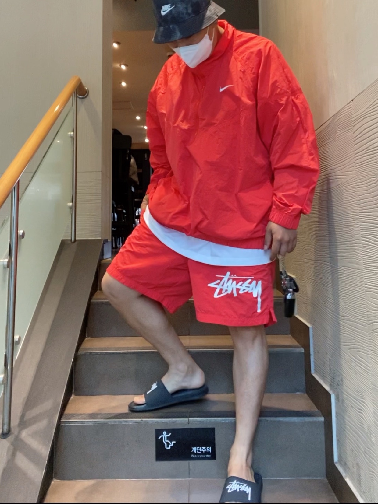 Nike Bucket Futura Tie-Dye Black, Nike x Stussy Water Shorts Habanero Red 착용 스타일