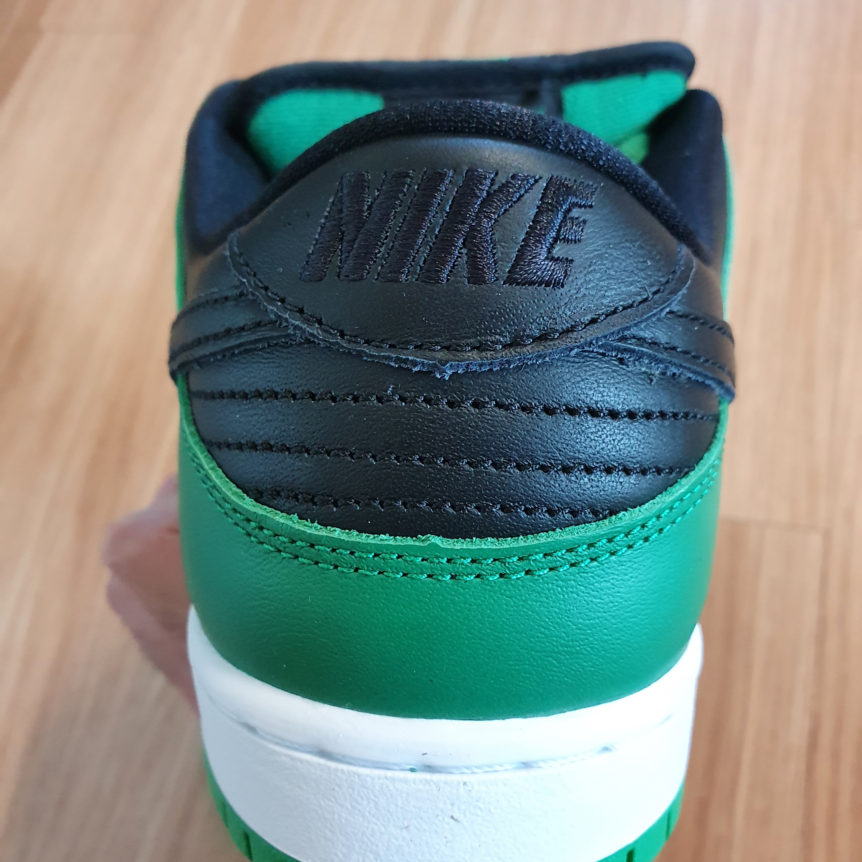 Nike SB Dunk Low Pro Black and Classic Green 착용 스타일 - 4