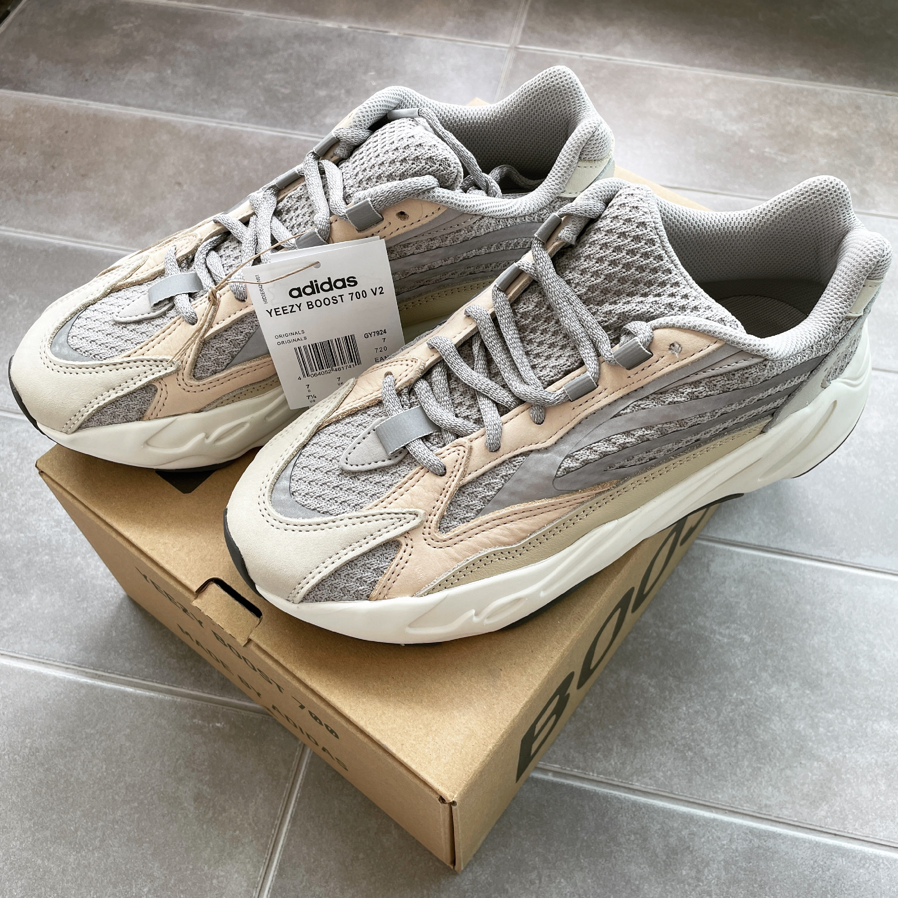 Adidas Yeezy Boost 700 V2 Cream 착용 스타일