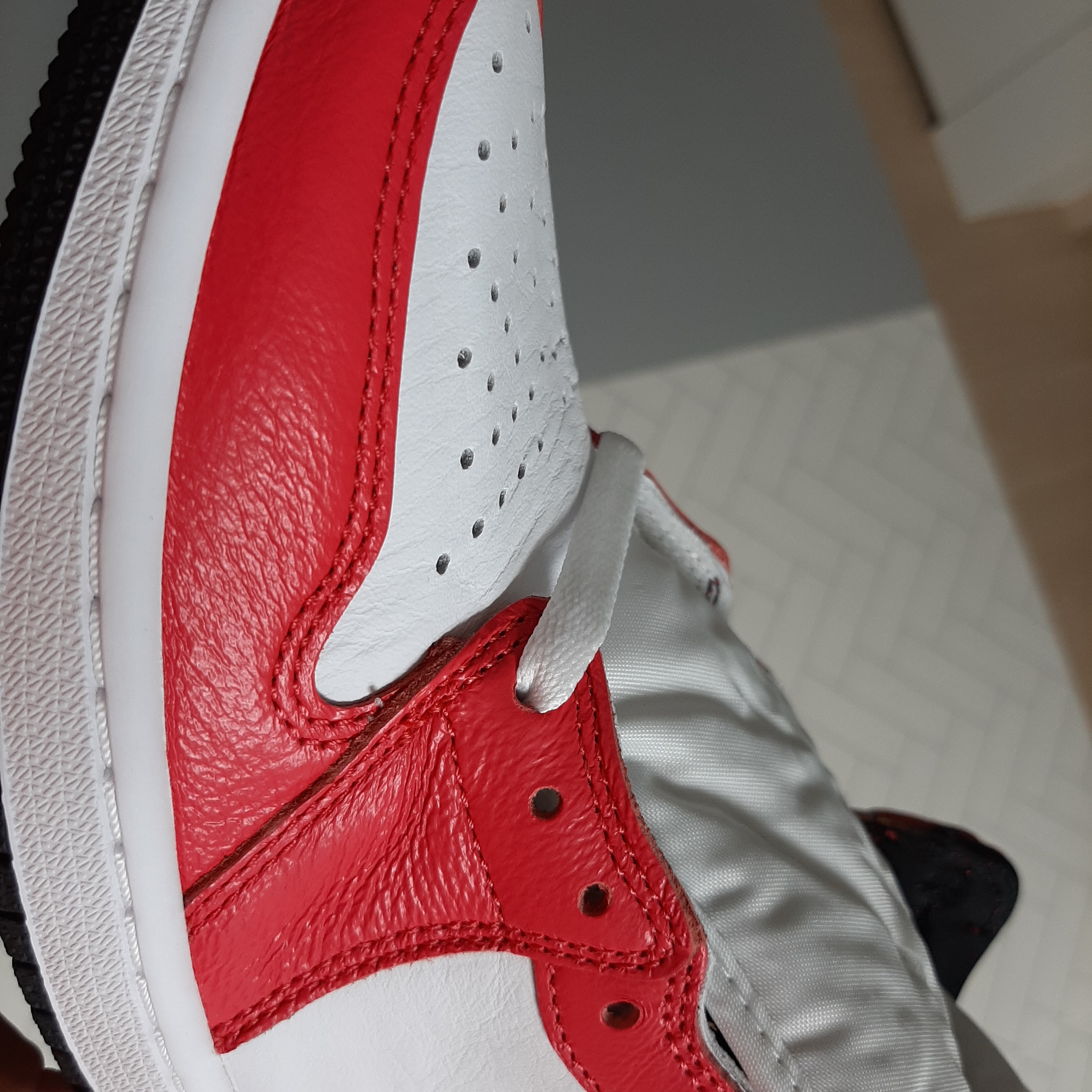 Jordan 1 Retro High OG Light Fusion Red 착용 스타일 - 3