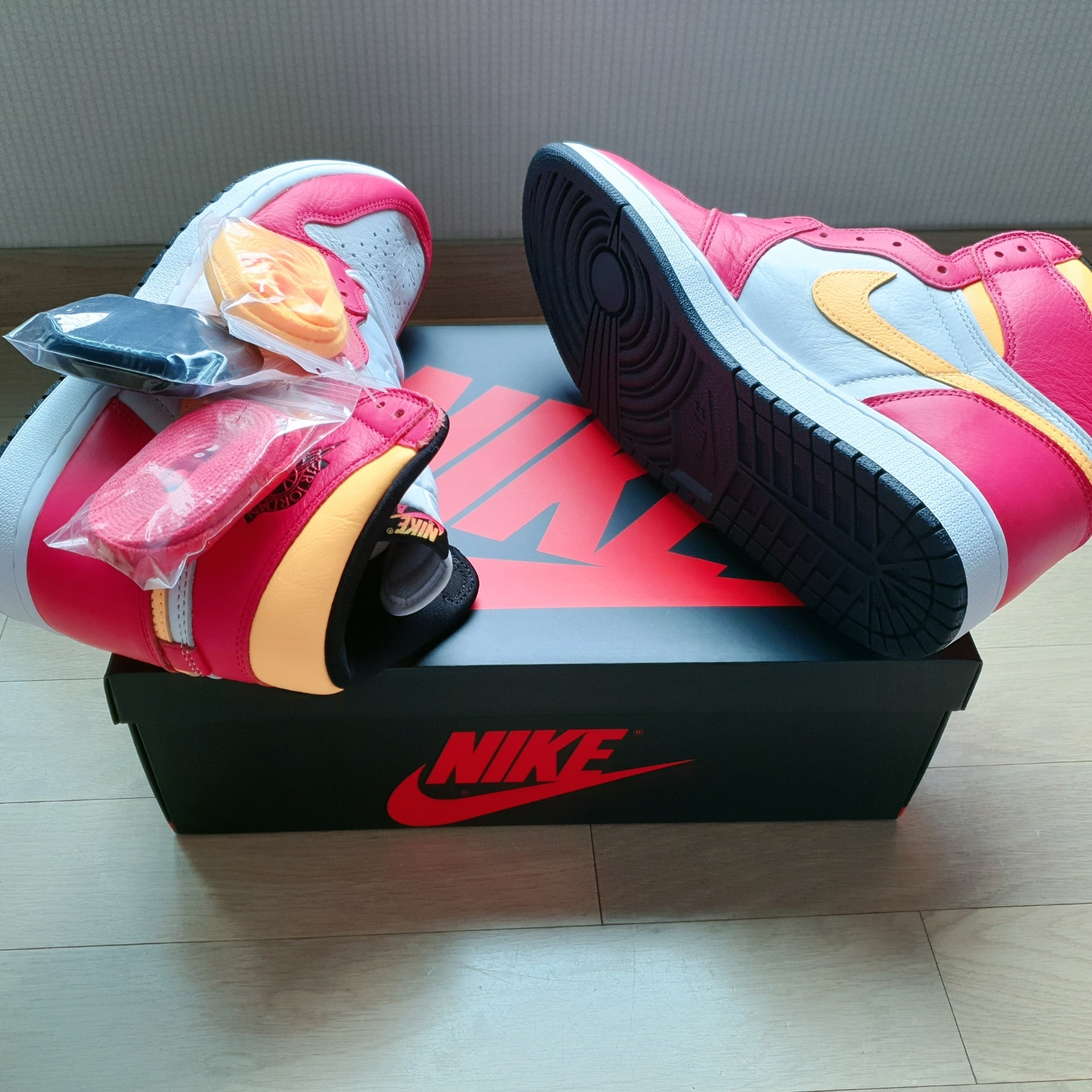 Jordan 1 Retro High OG Light Fusion Red 착용 스타일 - 4