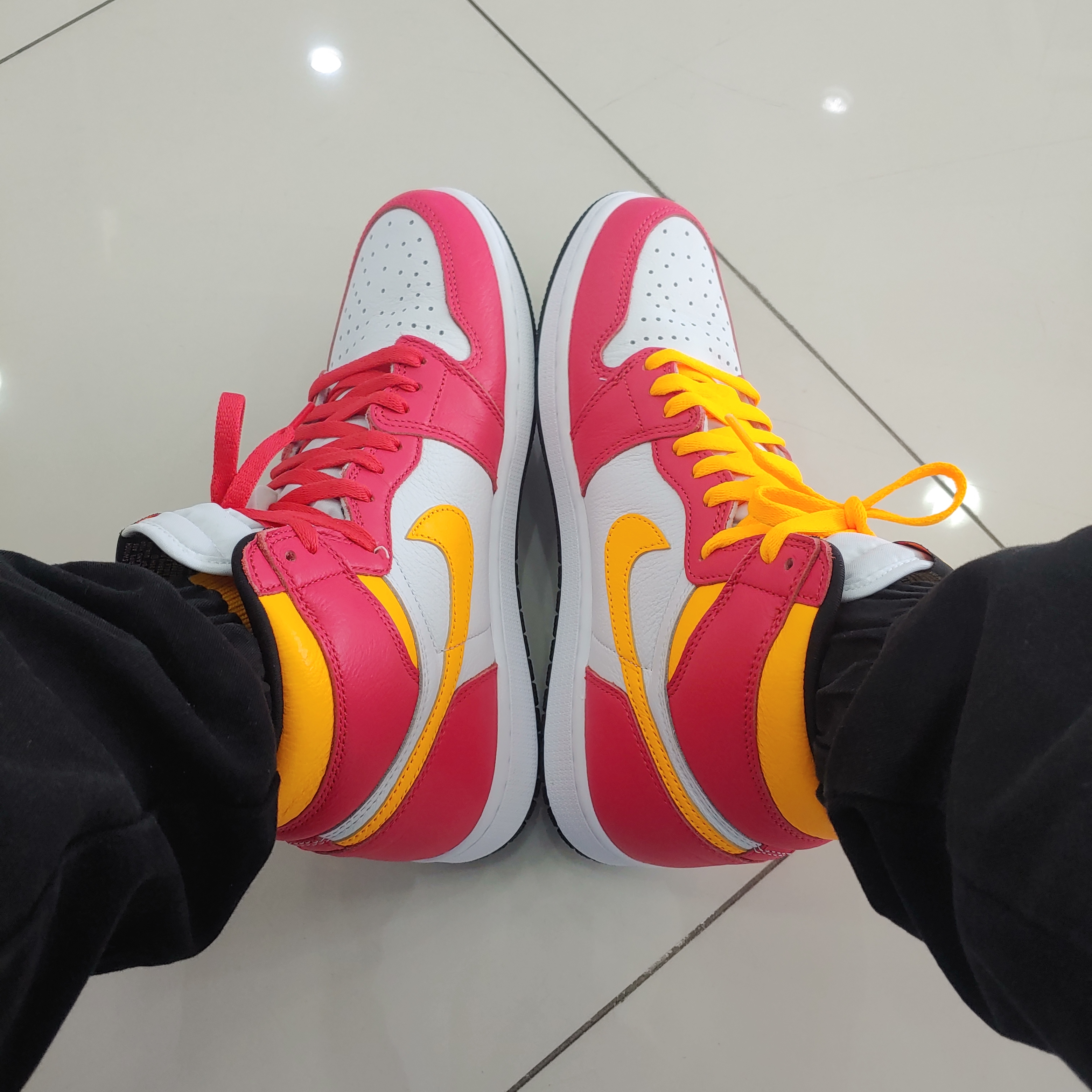 Jordan 1 Retro High OG Light Fusion Red 착용 스타일