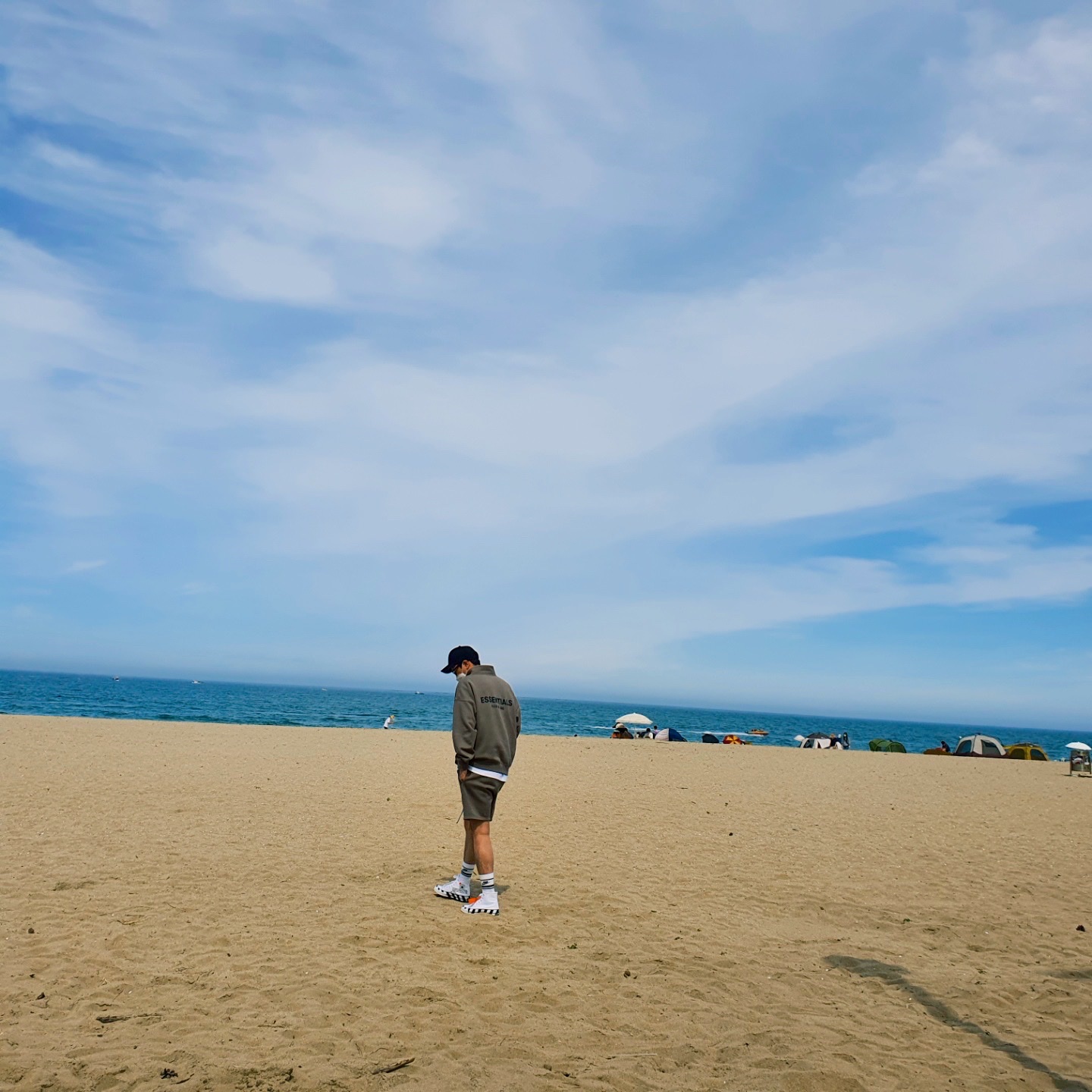 Converse x Off-White Chuck 70 High V2 2021, Essentials Sweatshorts Taupe - 21SS 착용 스타일 - 1